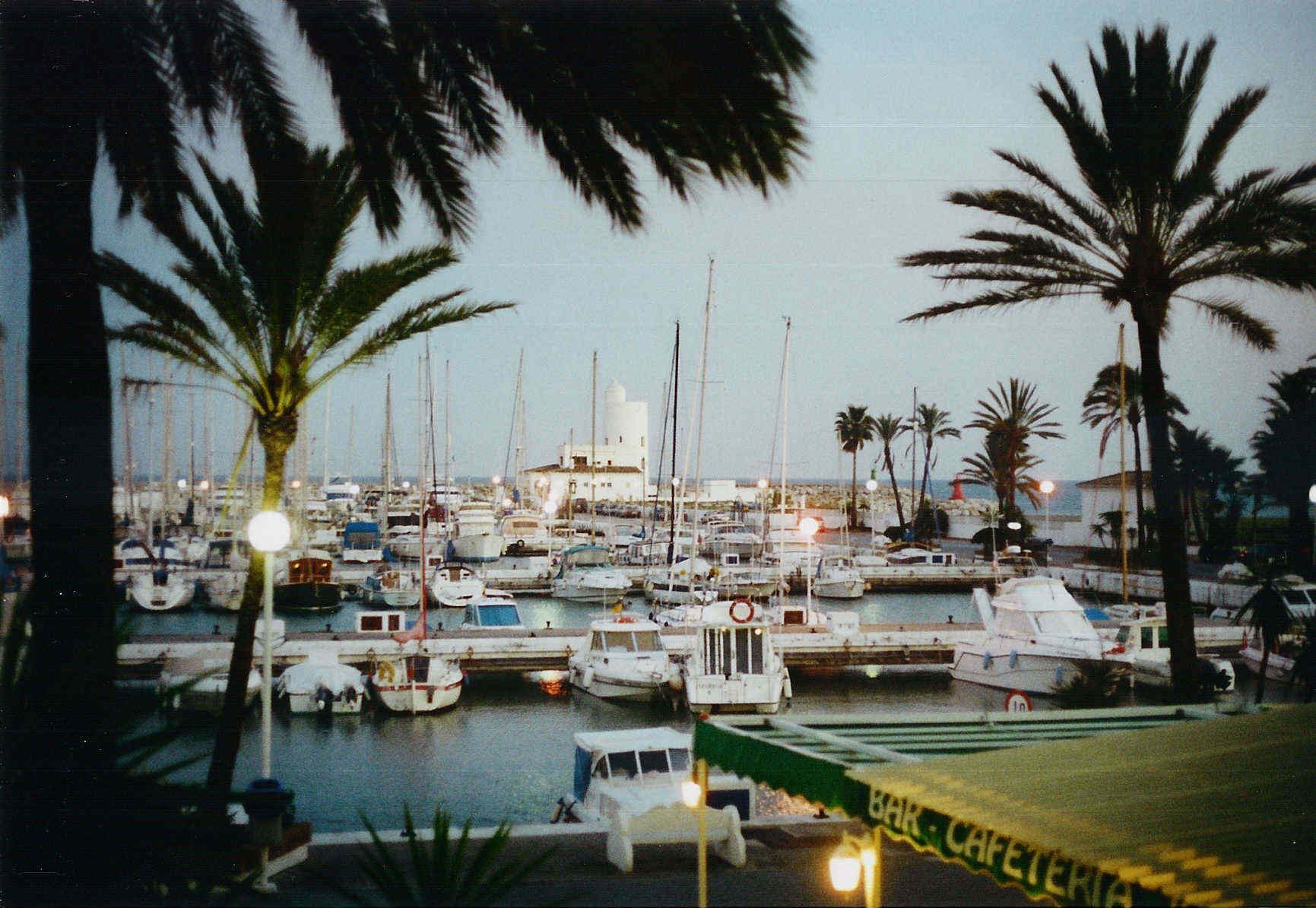 Barcos amarrados al atardecer en el Puerto de la Duquesa, Manilva, Costa del Sol