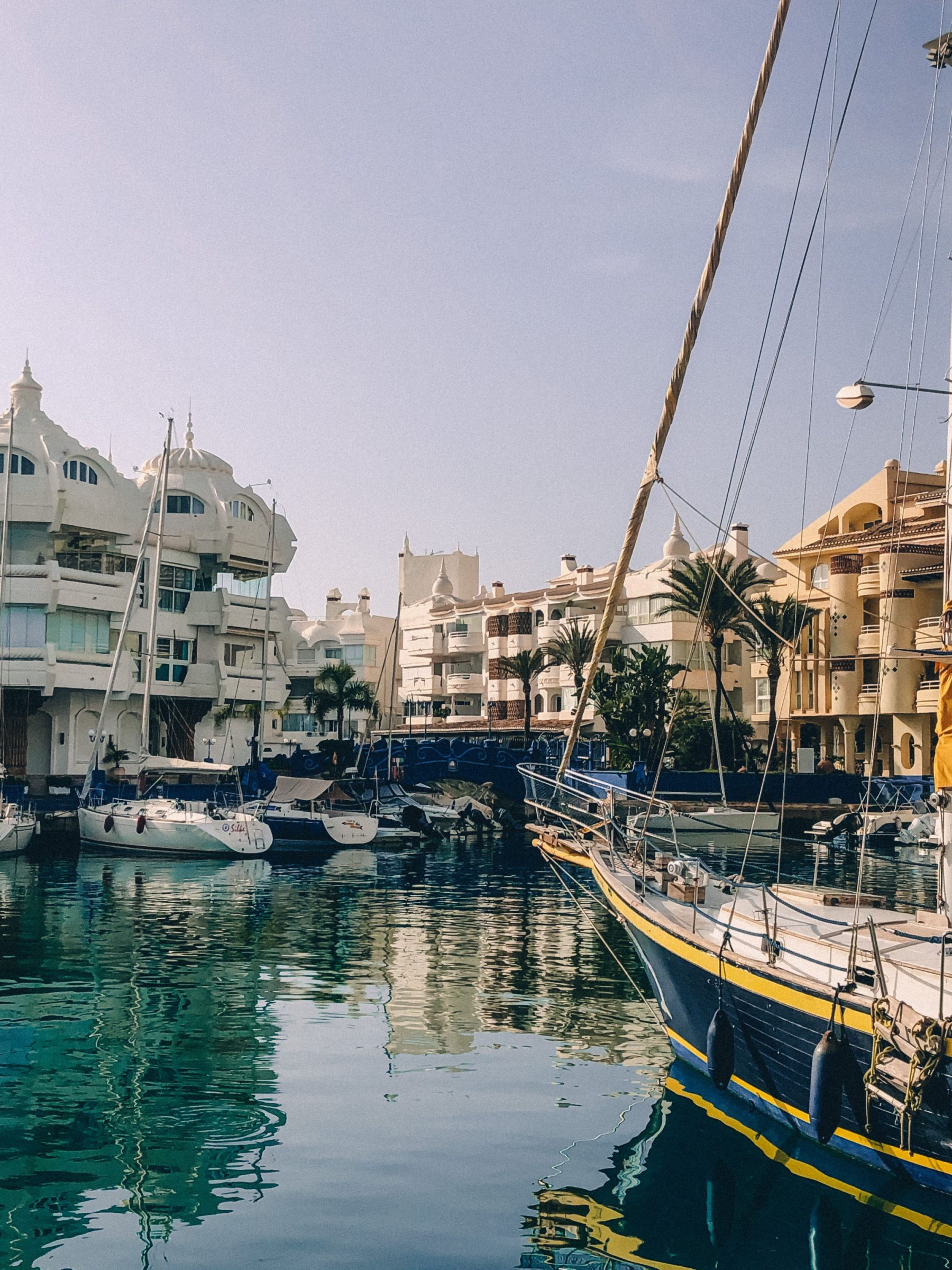 Puerto Marina en Benalmádena con barcos atracados y arquitectura residencial flotante.