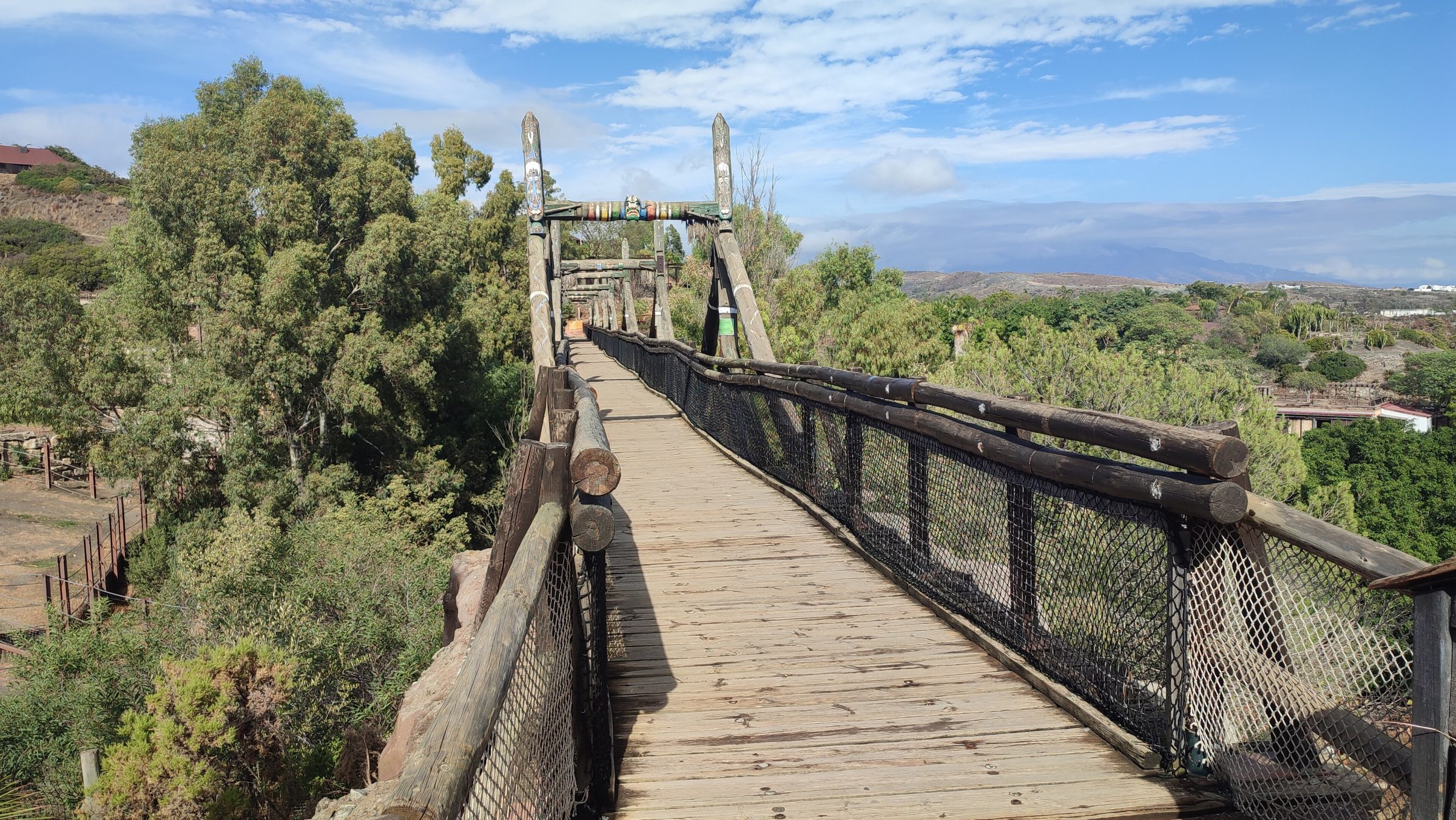 Gran puente de madera sobre el valle en el parque safari Selwo Aventura de Estepona