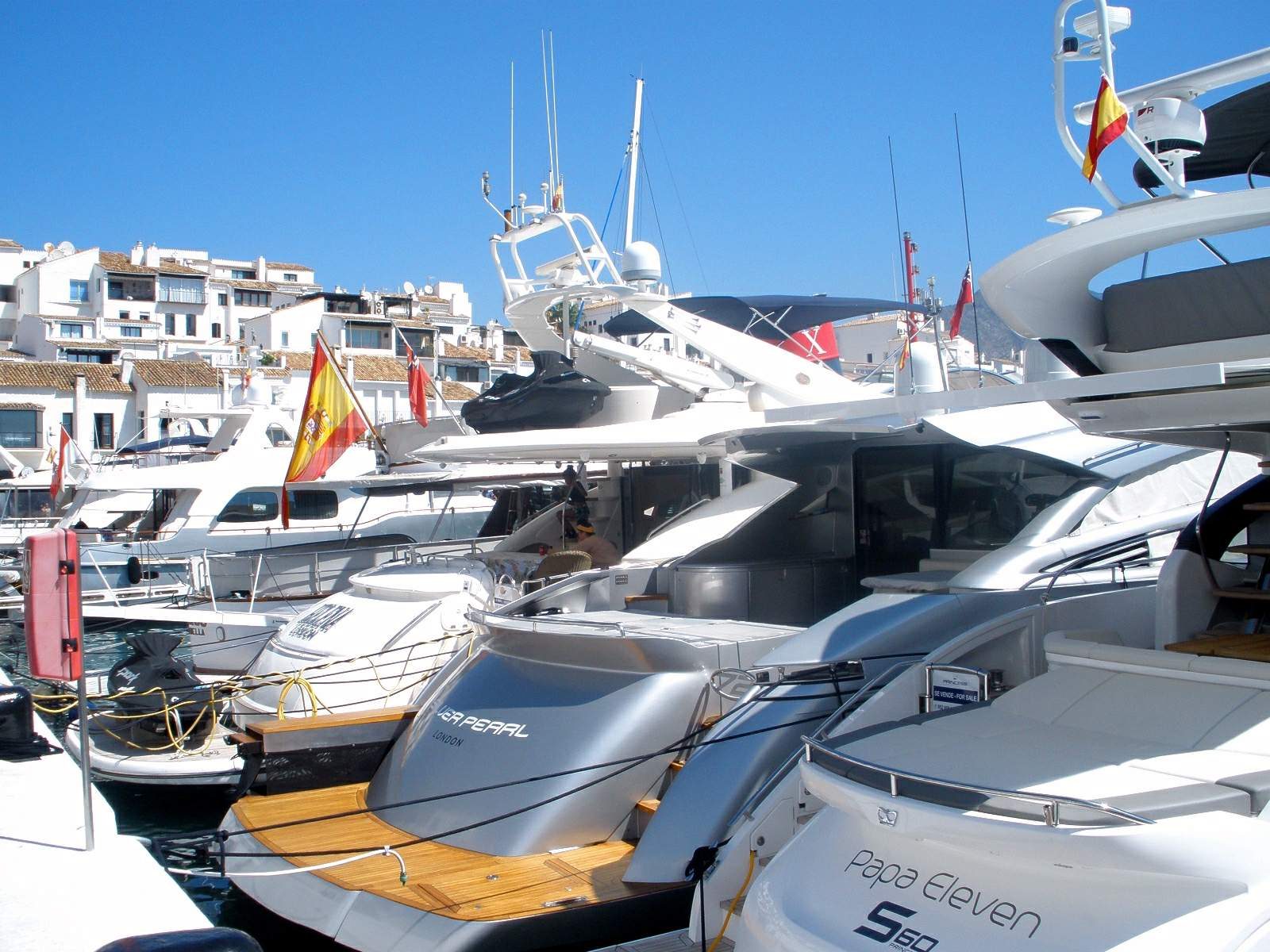 Experiencias exclusivas y paseos en barco privado por Puerto Banús Marbella