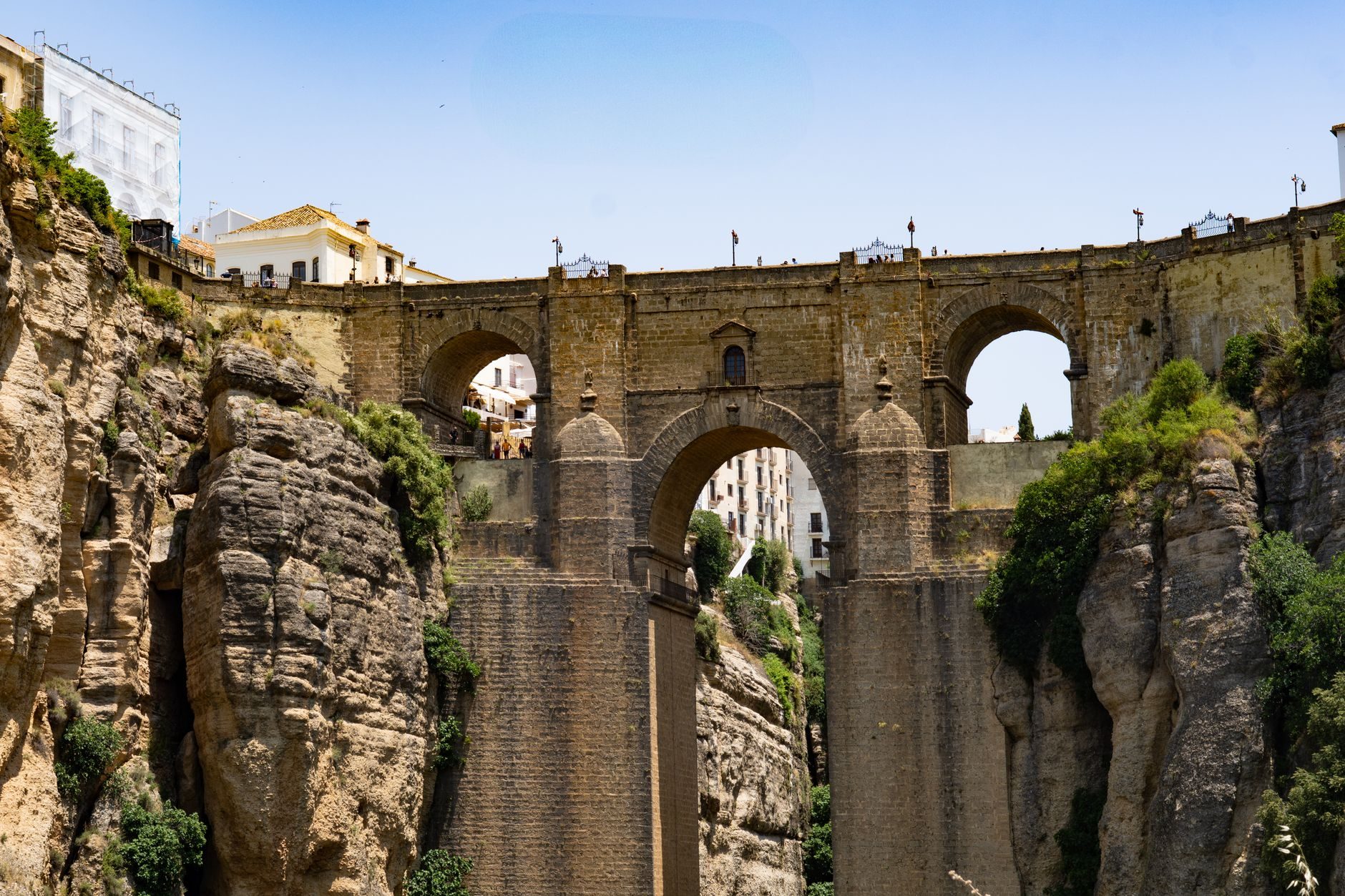 Gran estructura de piedra del Puente Nuevo de Ronda, con sus arcos monumentales salvando el profundo desfiladero del Tajo