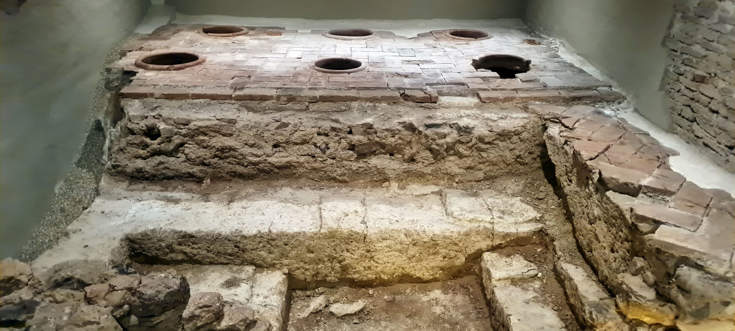 Yacimiento arqueologico con restos fenicios y romanos en el sotano del Museo Picasso Malaga.