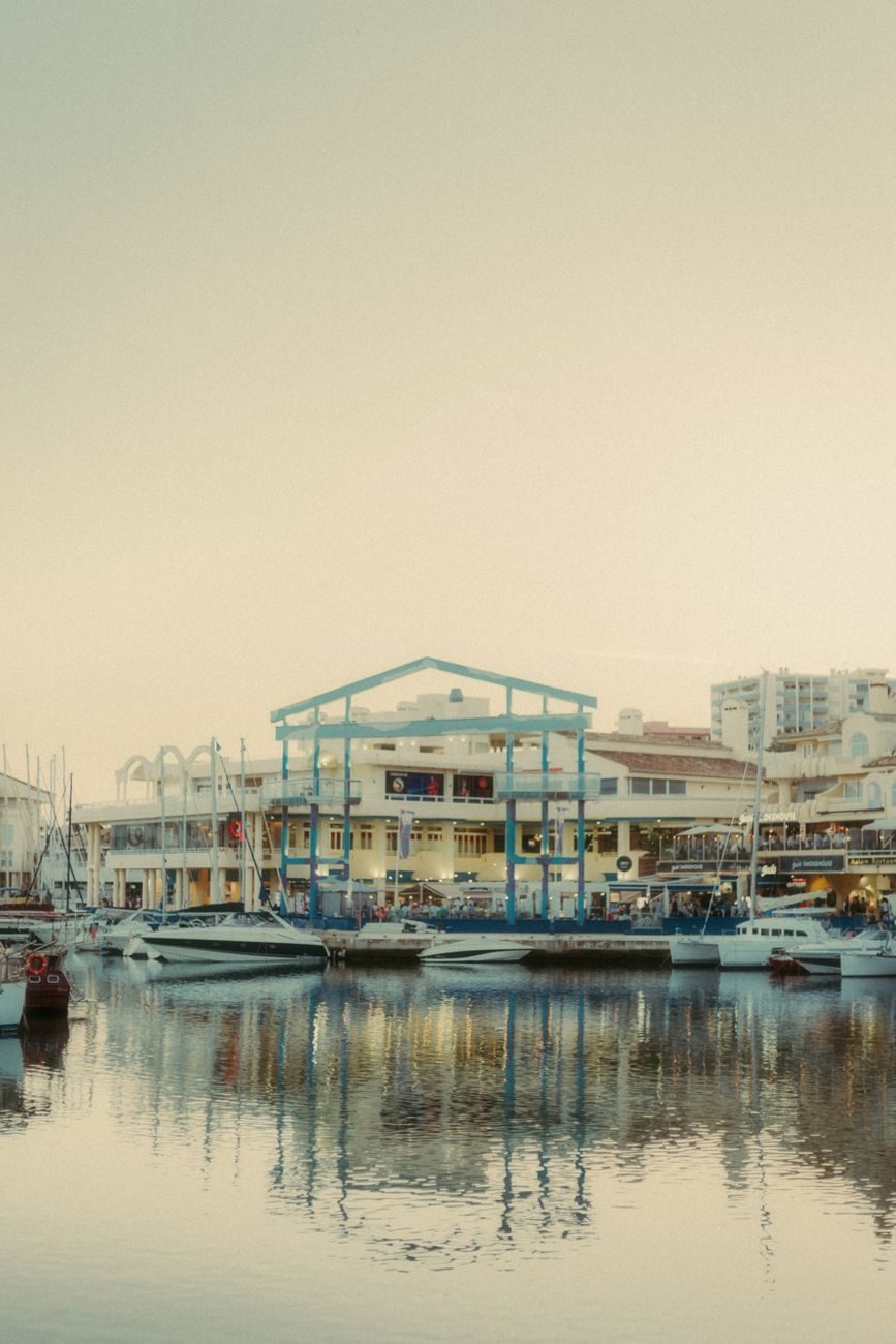 Fachada exterior del acuario Sea Life Benalmadena junto al puerto deportivo. Compra tus entradas online aquí al mejor precio
