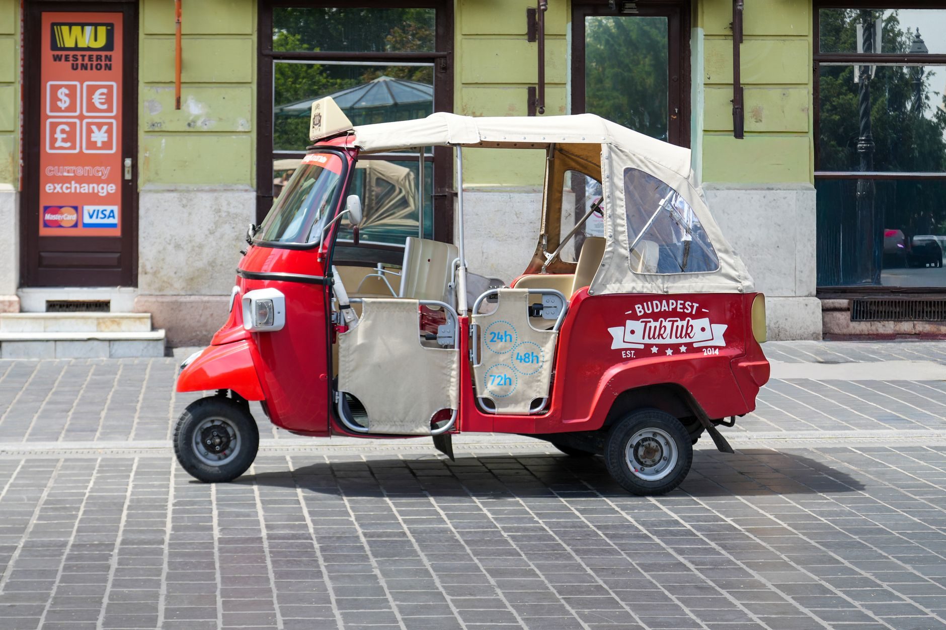 Tour en tuk-tuk eléctrico por el centro histórico y miradores de Málaga.
