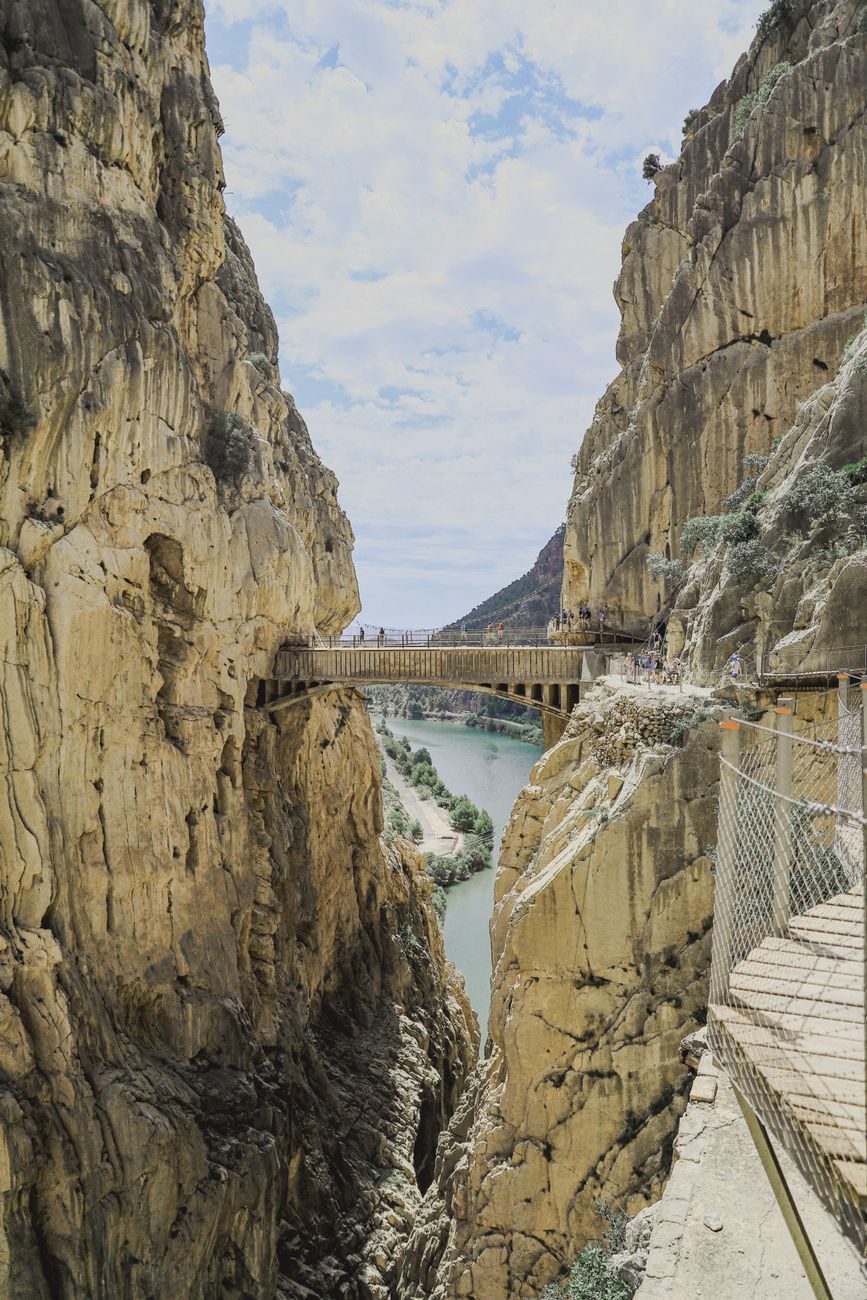 El momento cumbre de la excursión: el espectacular puente colgante del Caminito del Rey cruzando el desfiladero a más de 100 metros de altura. Una aventura única de vértigo y paisajes imponentes que puedes vivir reservando tu plaza hoy mismo.
