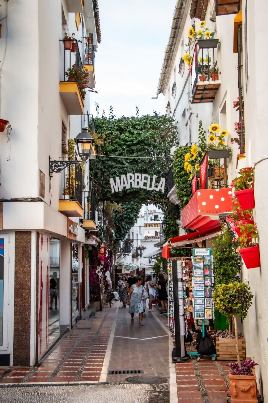 Casco Antiguo de Marbella (con su emblemático letrero y balcones repletos de flores).