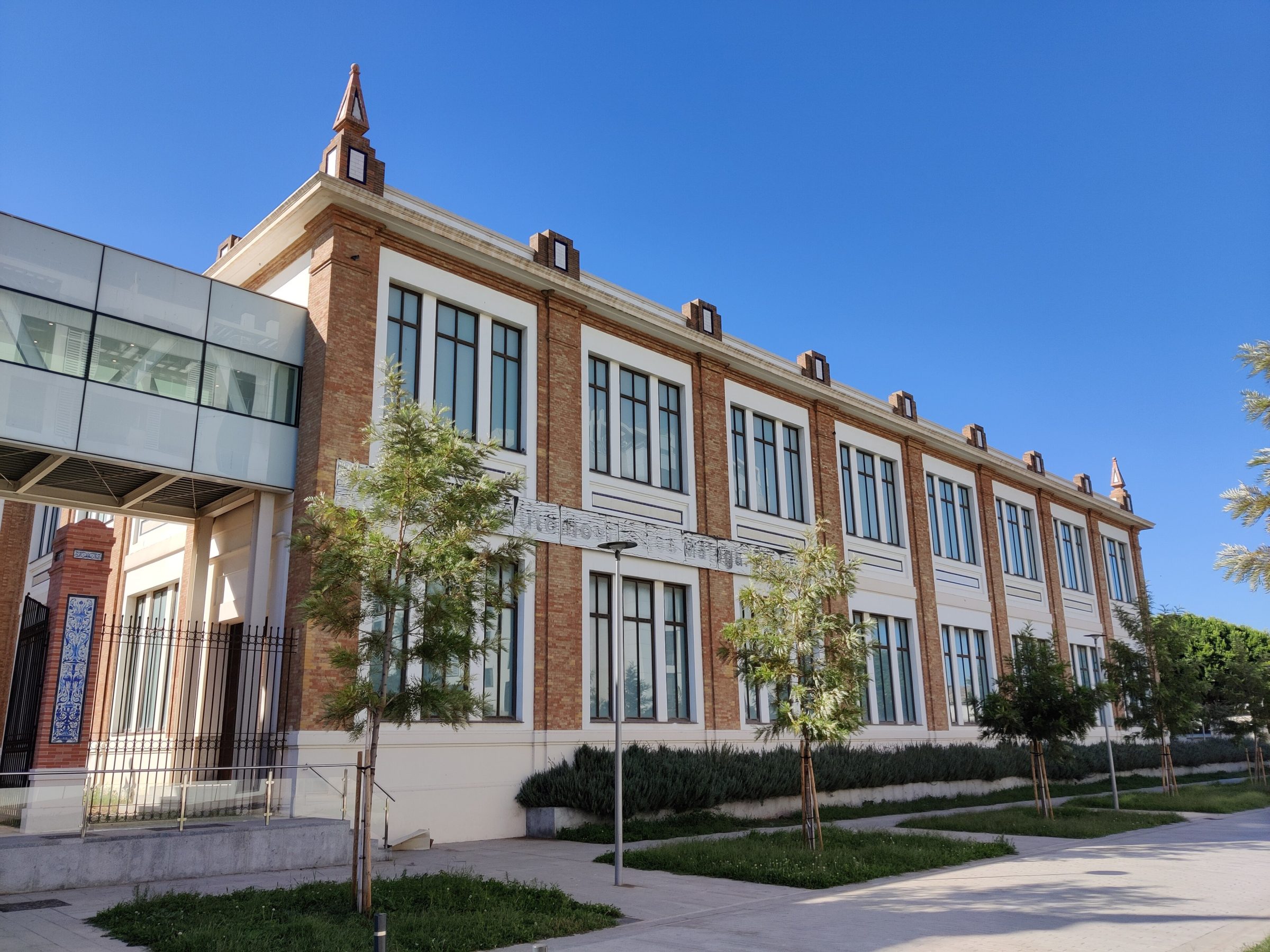 Fachada exterior del edificio histórico de La Tabacalera, sede del Museo Automovilístico y de la Moda en Málaga.