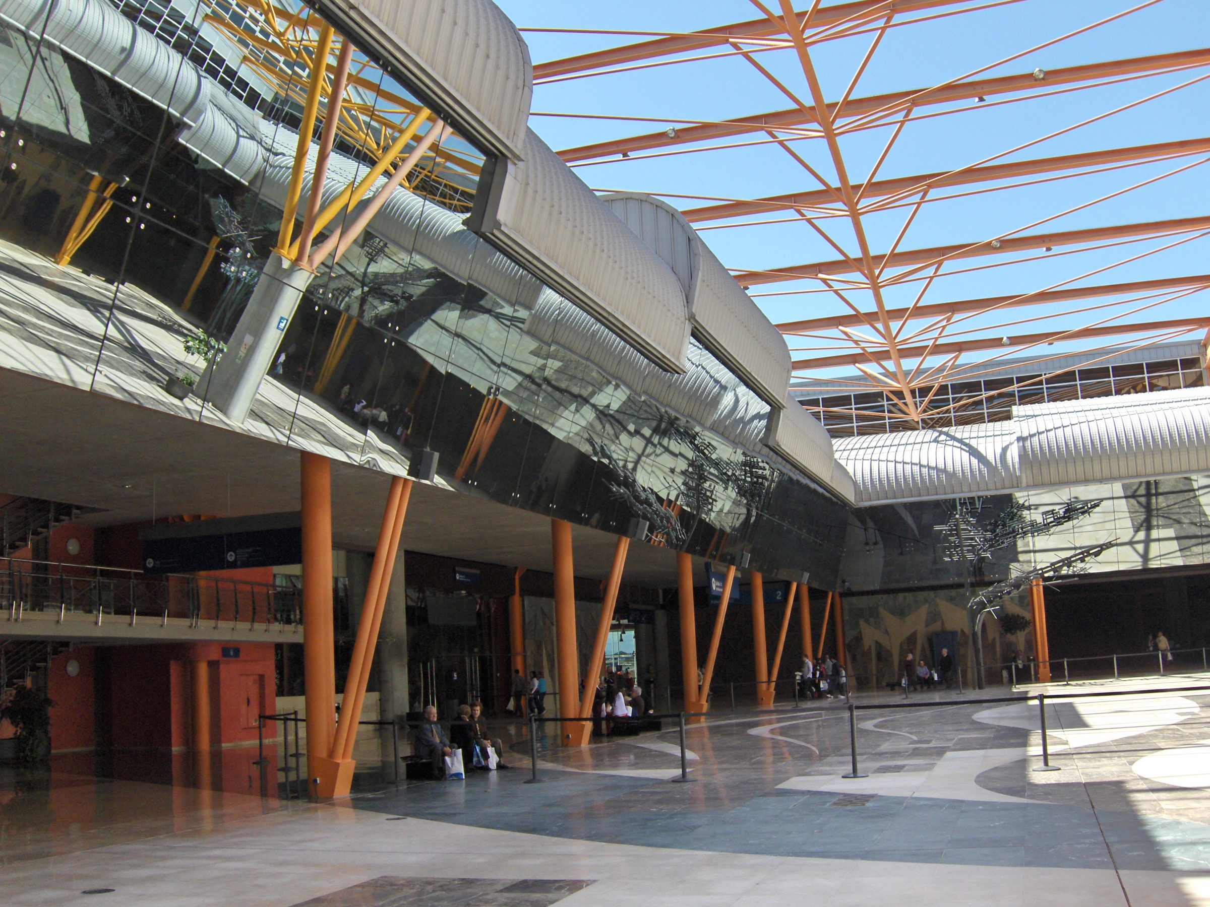 Patio central cubierto del FYCMA Palacio de Congresos de Málaga zona común de acceso a los pabellones de exposiciones y eventos