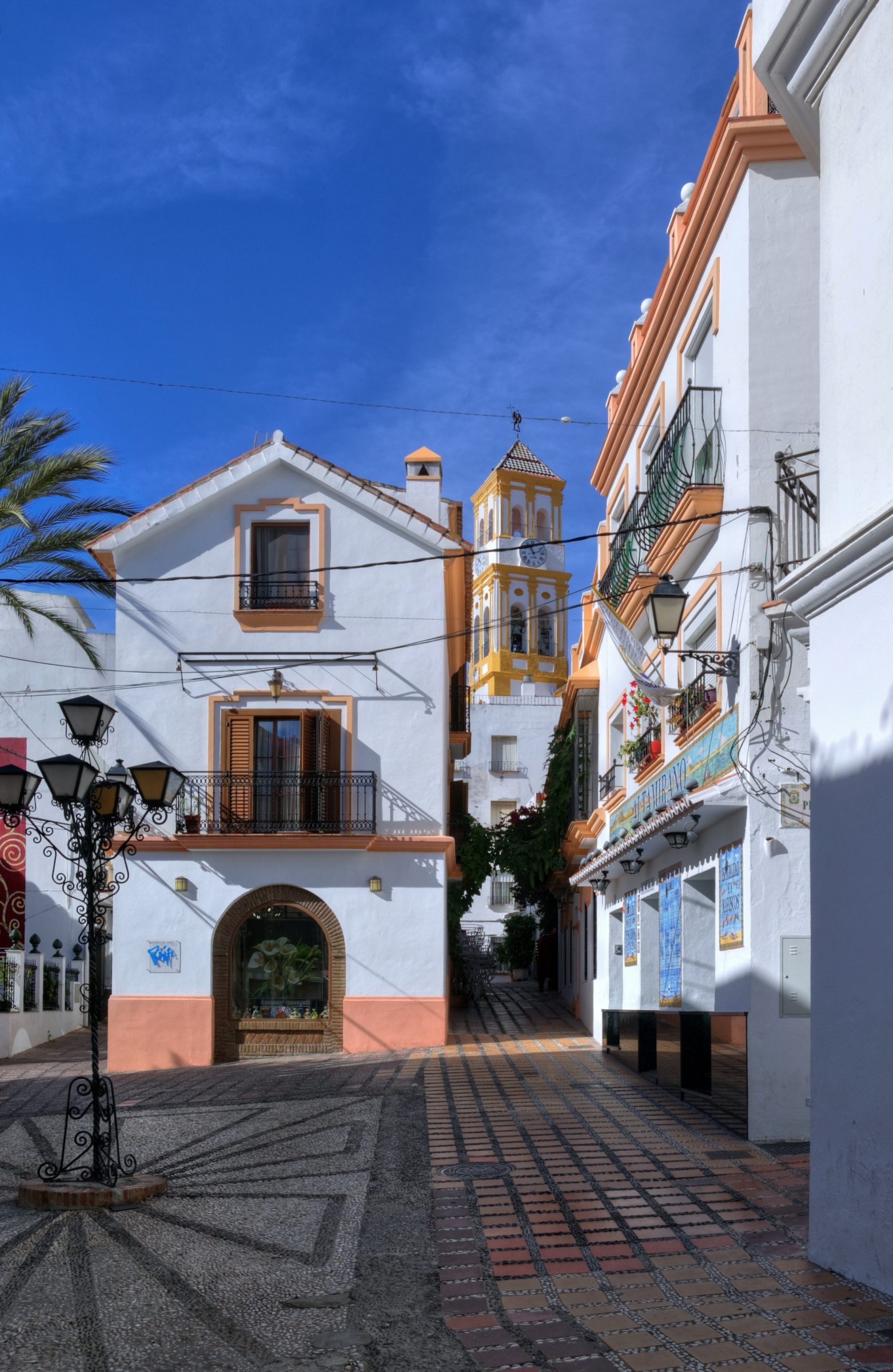 Plaza Santo Cristo, un bellísimo rincón lleno de color situado en la parte norte del Casco Antiguo de Marbella.