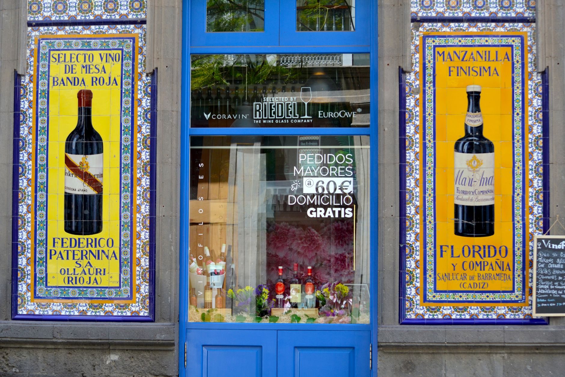 Fachada de la Antigua Casa de Guardia para una ruta de vinos y tapas por Málaga.