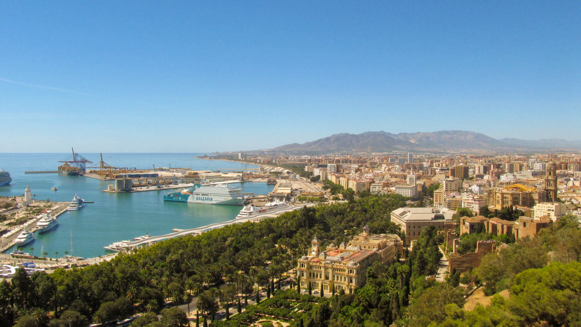 Vistas panorámicas del puerto de Málaga, el Parque y el Ayuntamiento desde los jardines de la Alcazaba.