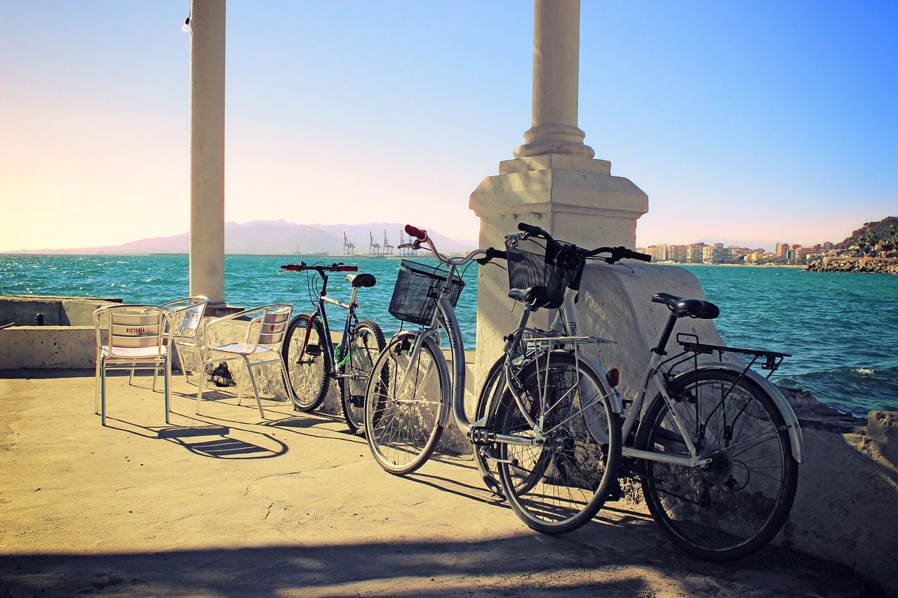 Bicicletas de paseo aparcadas frente al mar Mediterráneo en el puerto de Málaga.