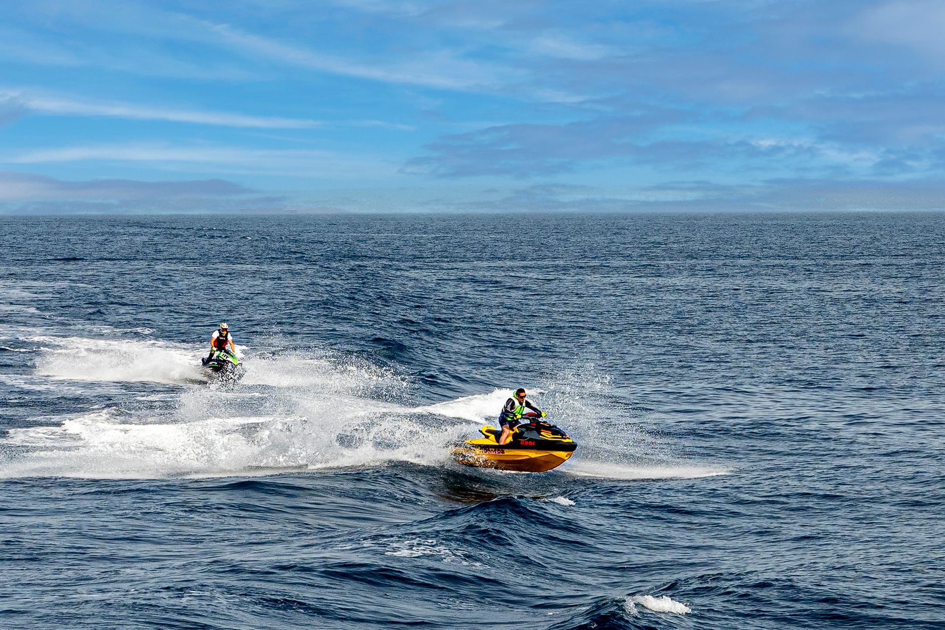 Dos motos de agua navegando en paralelo sobre el mar azul en la costa mediterránea andaluza