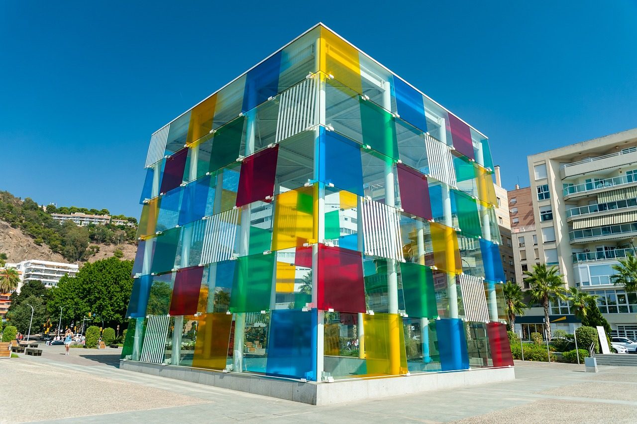 El cubo de cristal de colores del Centro Pompidou Málaga, un plan cultural ideal para un día de lluvia en la Costa del Sol