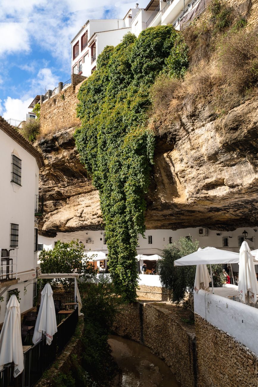 Calle de las Cuevas del Sol en Setenil de las Bodegas durante una excursión organizada.
