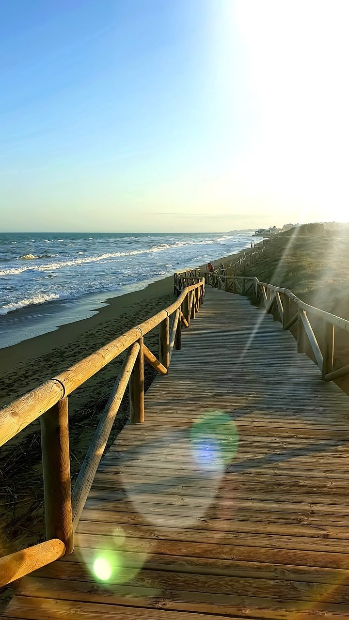 Pasarela de madera accesible en la Senda Litoral de Mijas Costa para pasear junto al mar