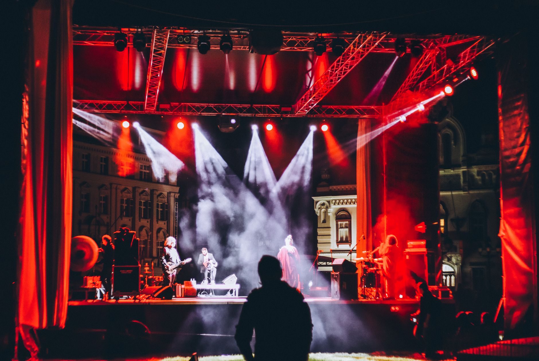 Espectáculo de música en vivo y rock con técnicos y músicos en el escenario