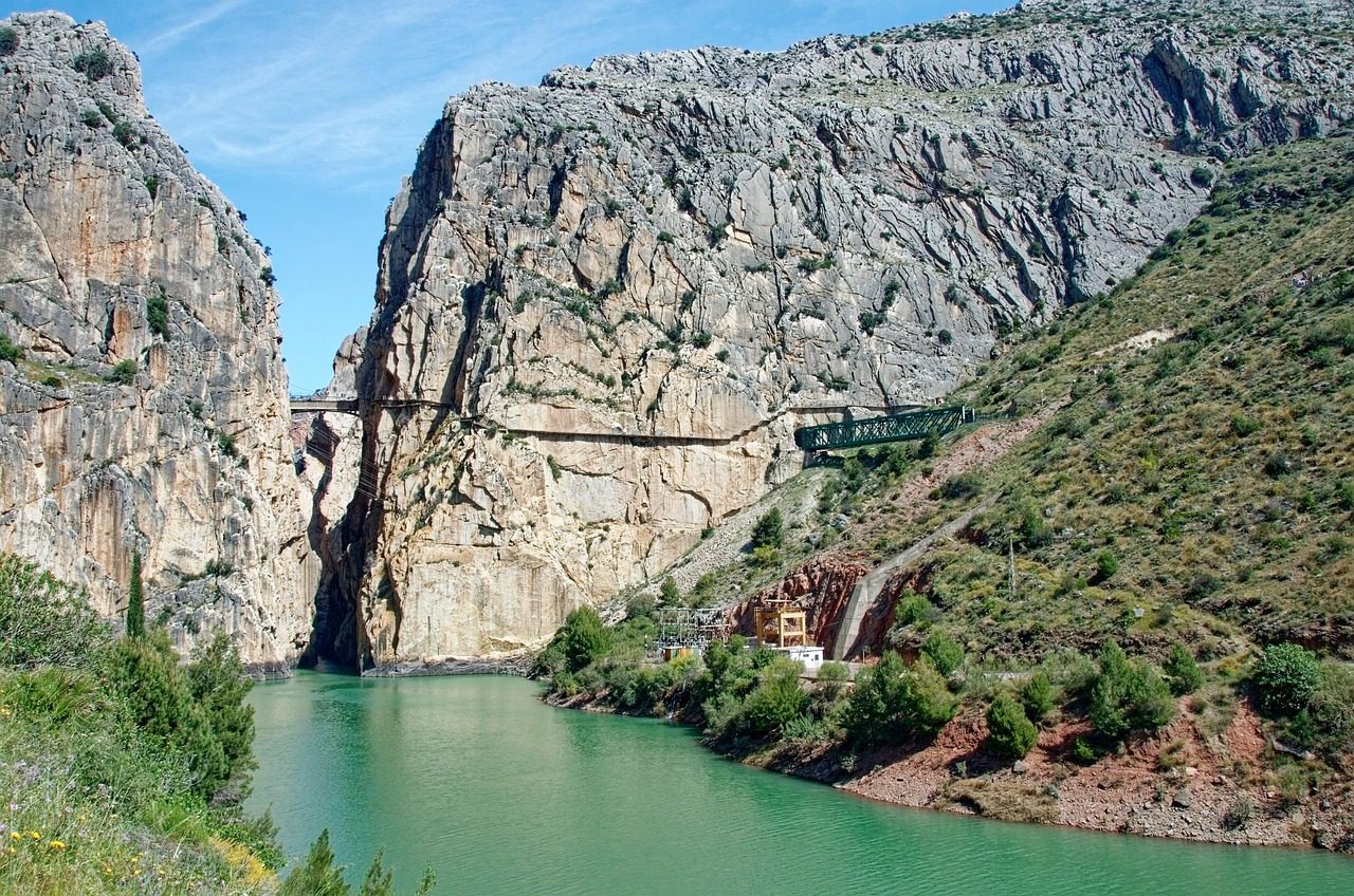 Famoso puente colgante del Caminito del Rey suspendido a más de 100 metros de altura sobre el Desfiladero de los Gaitanes y el río Guadalhorce en Málaga.