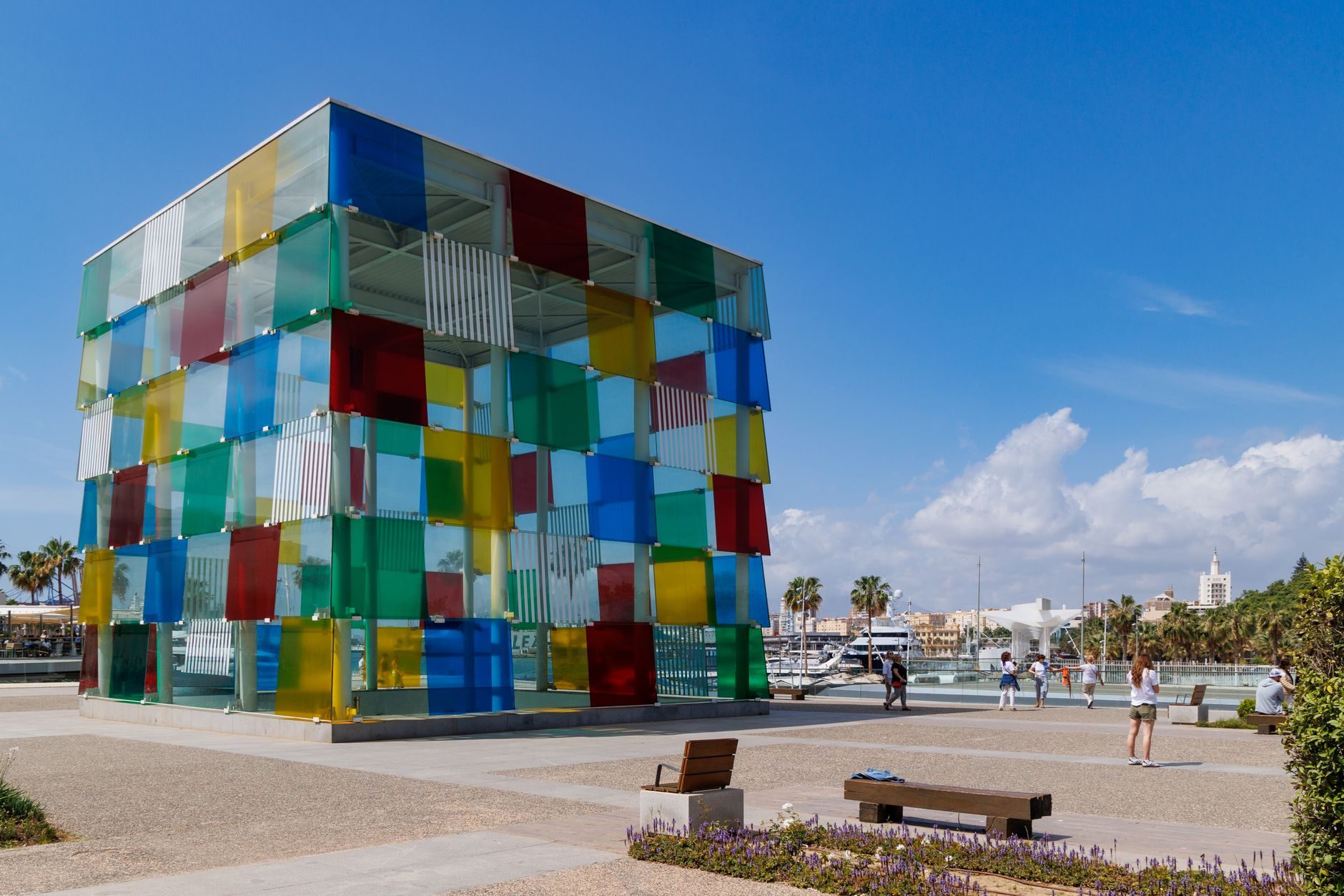 El cubo de cristal con paneles de colores del Centre Pompidou Málaga en el Muelle Uno bajo un cielo despejado
