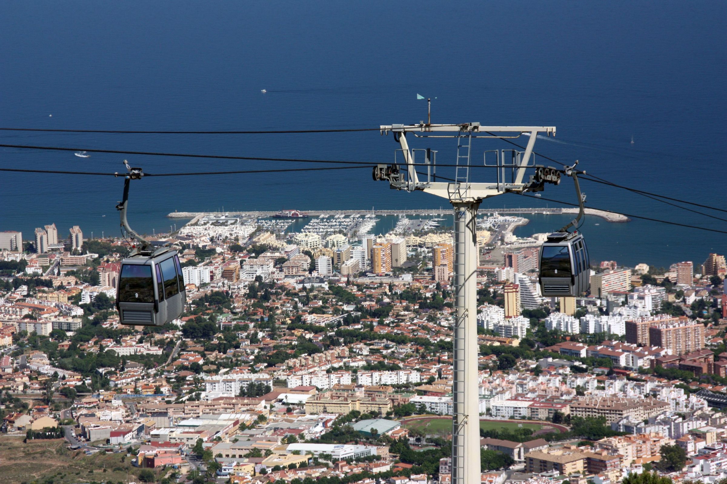 Vista panorámica desde el Teleférico de Benalmádena en Málaga, mostrando las cabinas sobrevolando la Costa del Sol