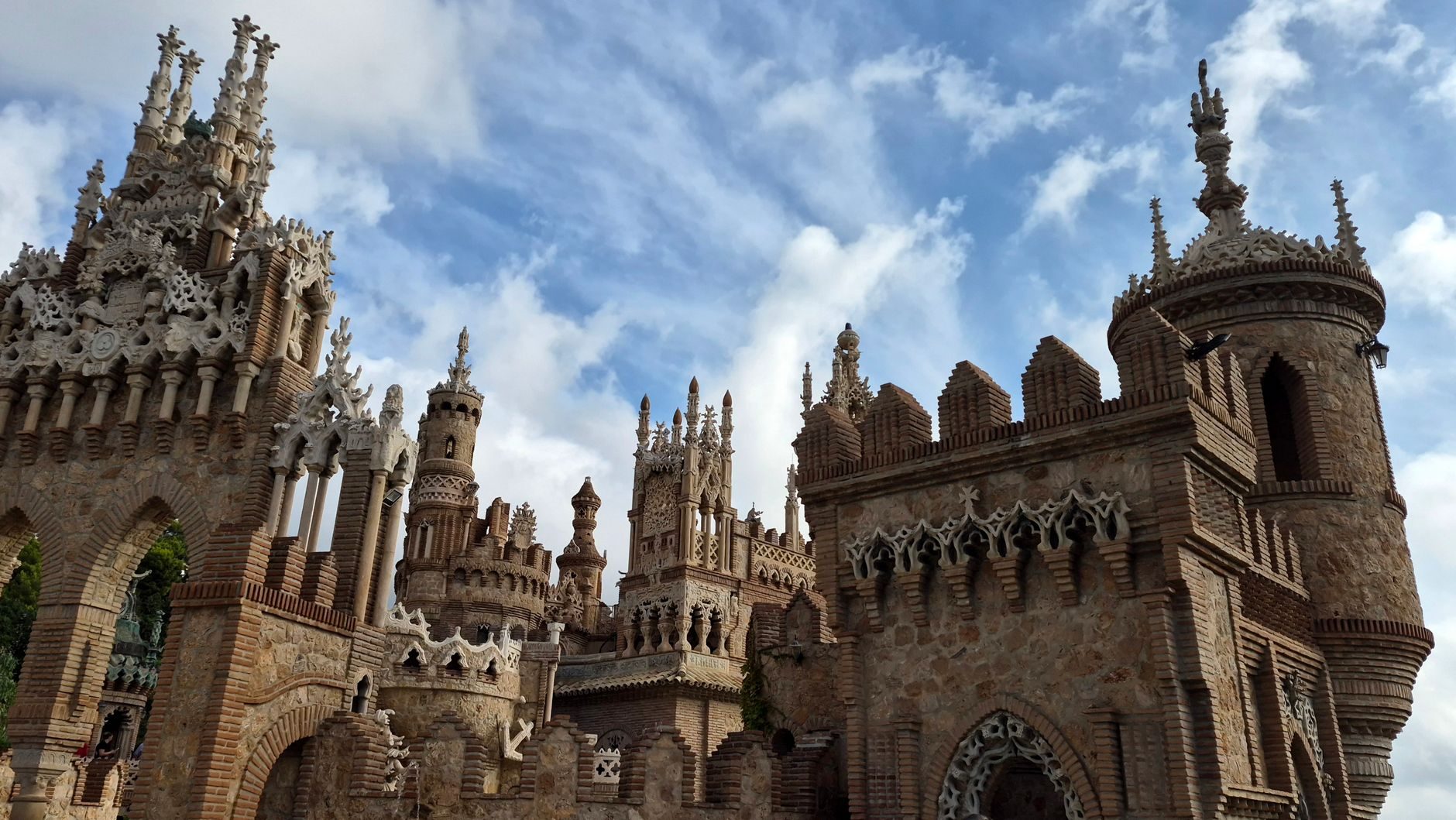 Detalles arquitectónicos del Castillo Monumento Colomares en Málaga. Reserva tus tickets anticipados por internet