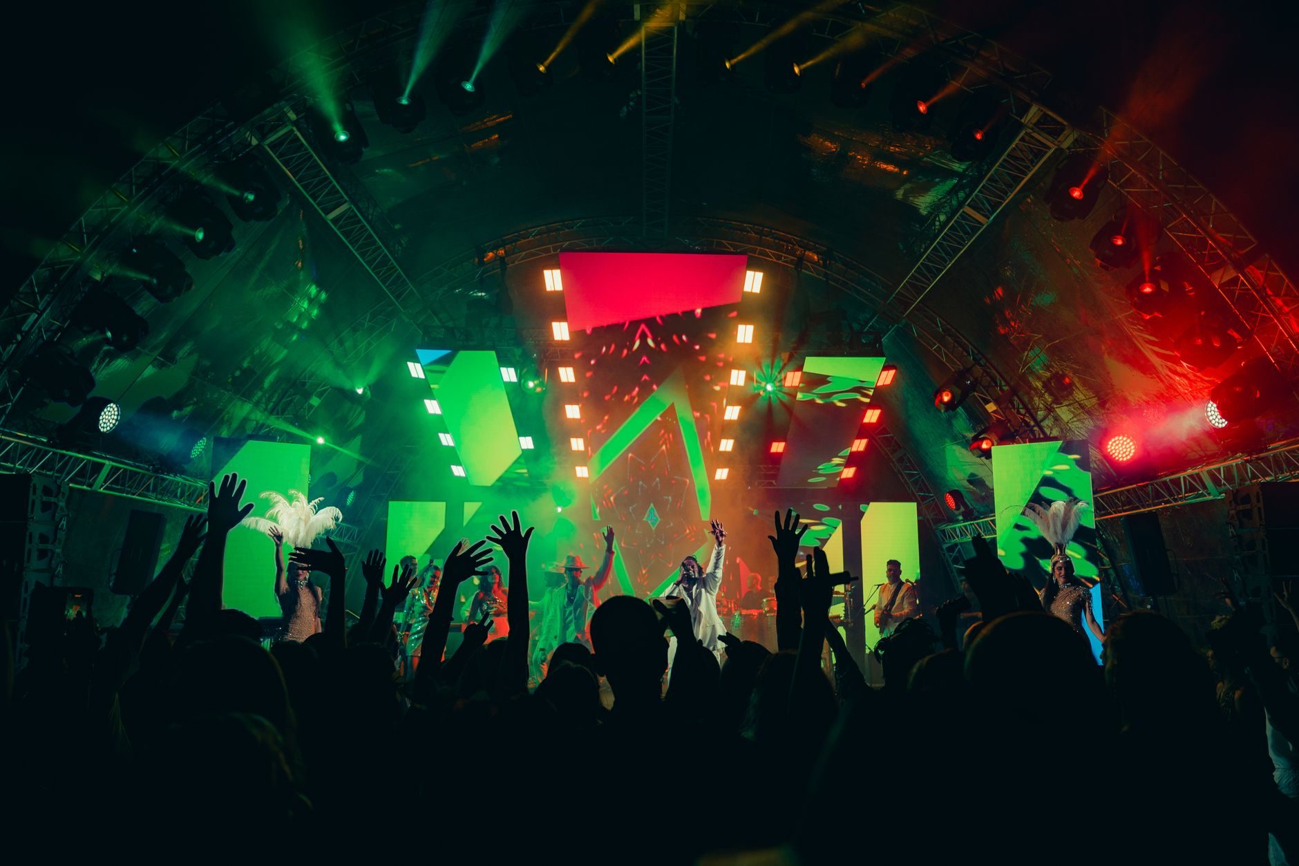 Público disfrutando de un concierto de música en directo con luces de colores