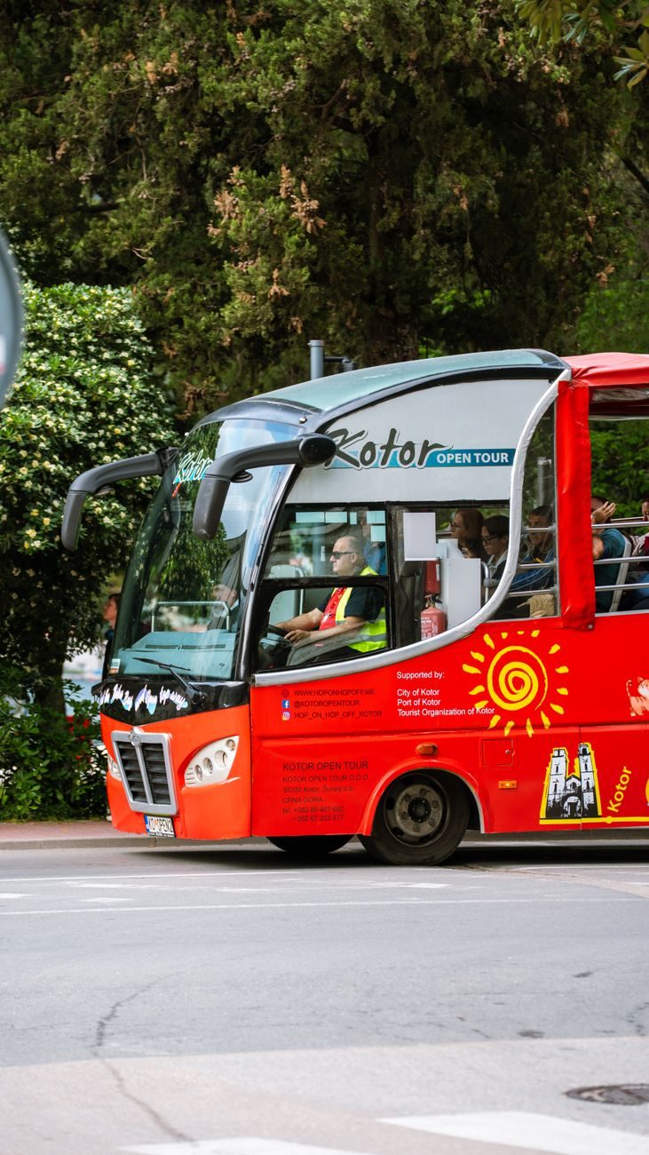 Autobús descapotable de color rojo para hacer un tour turístico por Benalmádena Costa