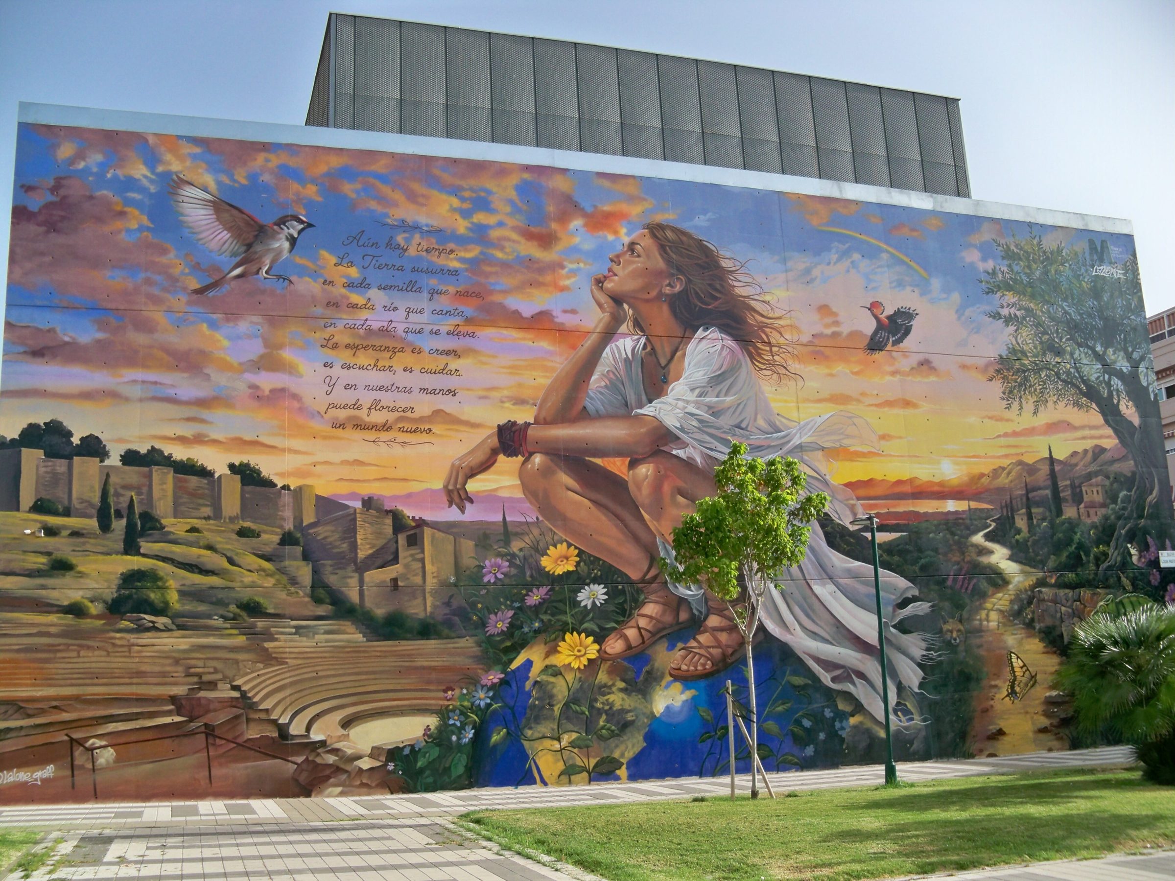 Obra de arte urbano sobre la fachada lateral de la Escuela Superior de Arte Dramatico de Malaga ESAD situada en el campus de Teatinos