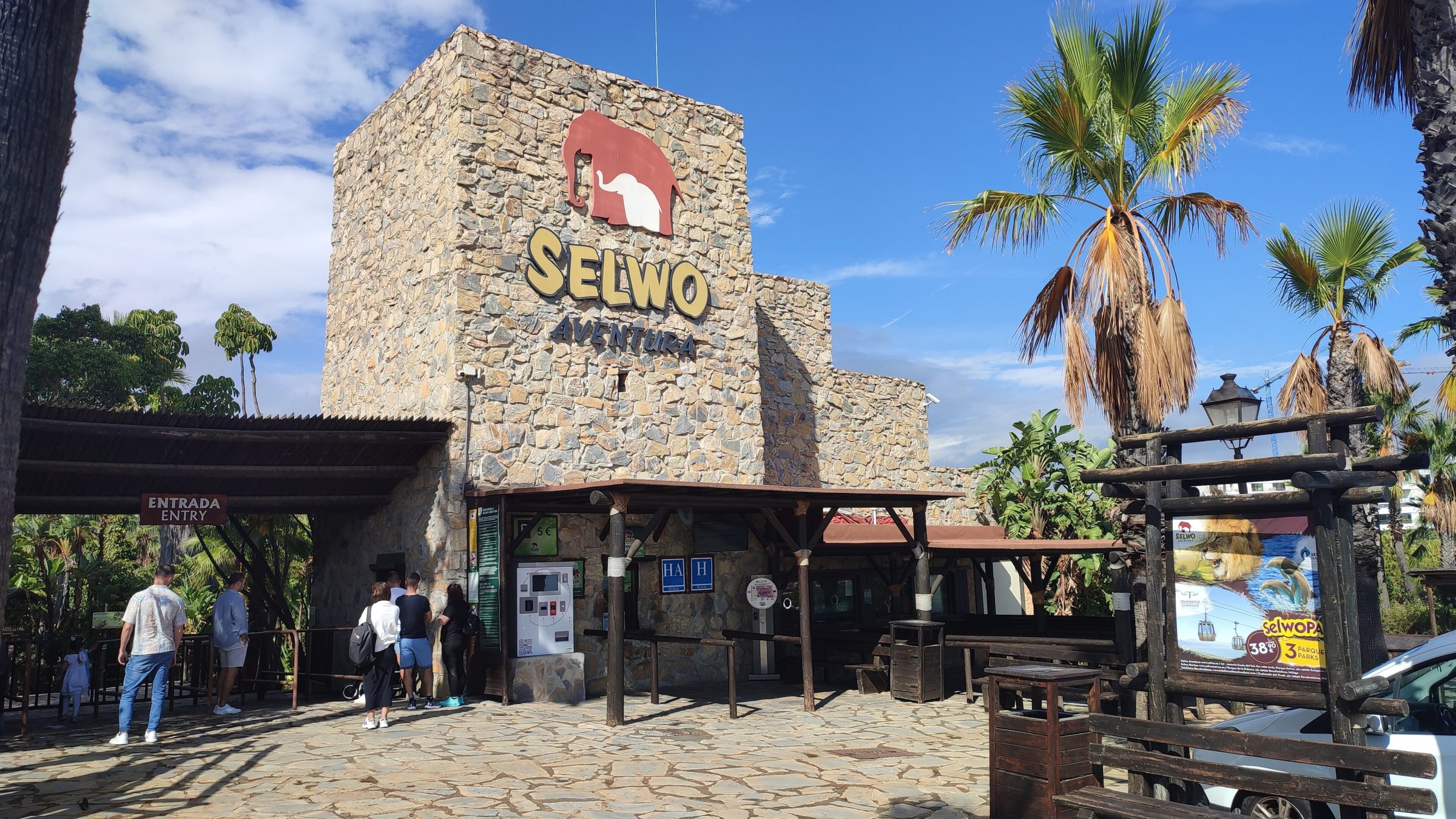 Fachada de piedra y entrada principal del parque de animales Selwo Aventura en Estepona, Málaga.