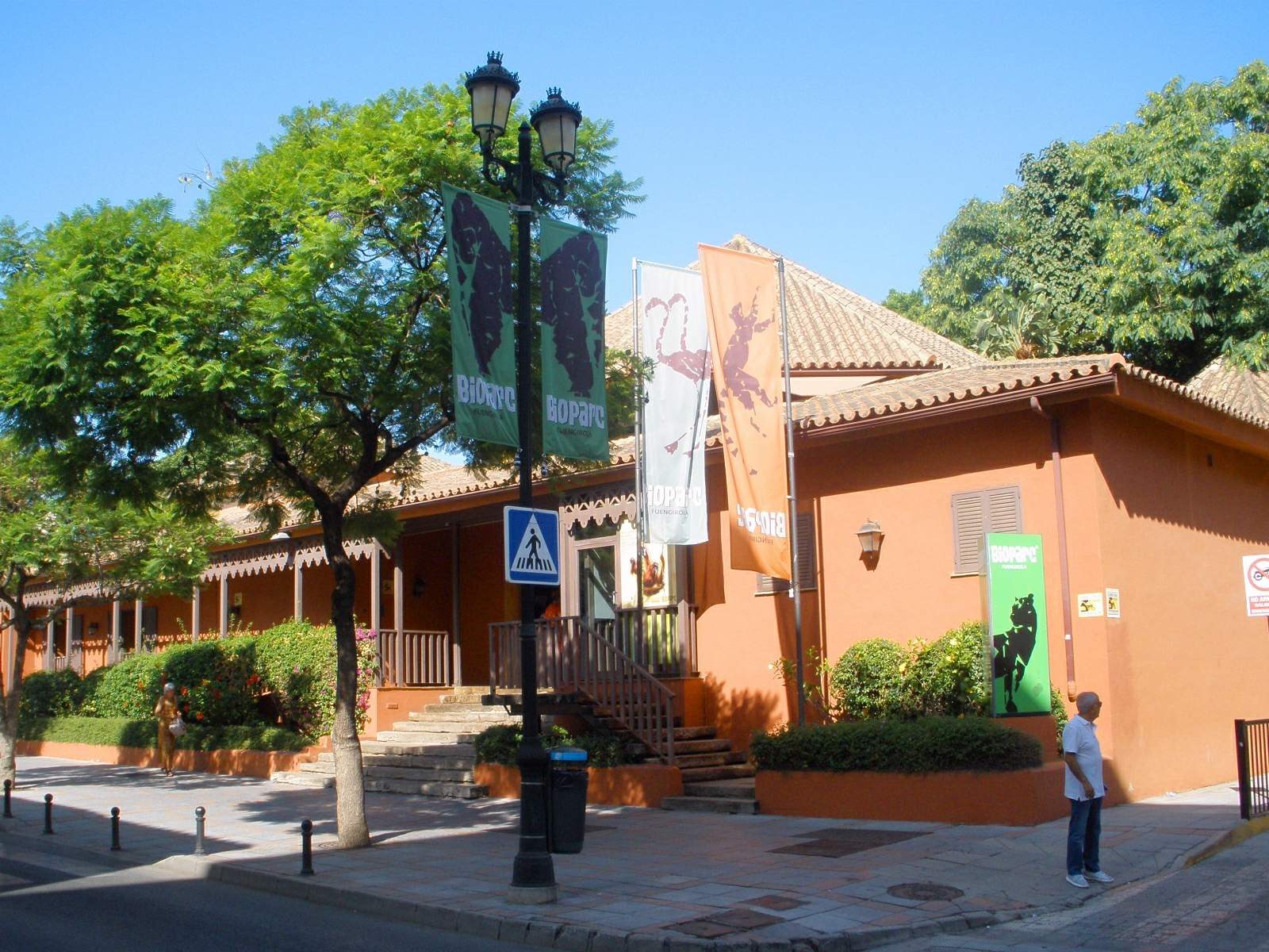 Fachada del edificio de Bioparc Fuengirola situado en pleno centro urbano de esta localidad de la Costa del Sol.