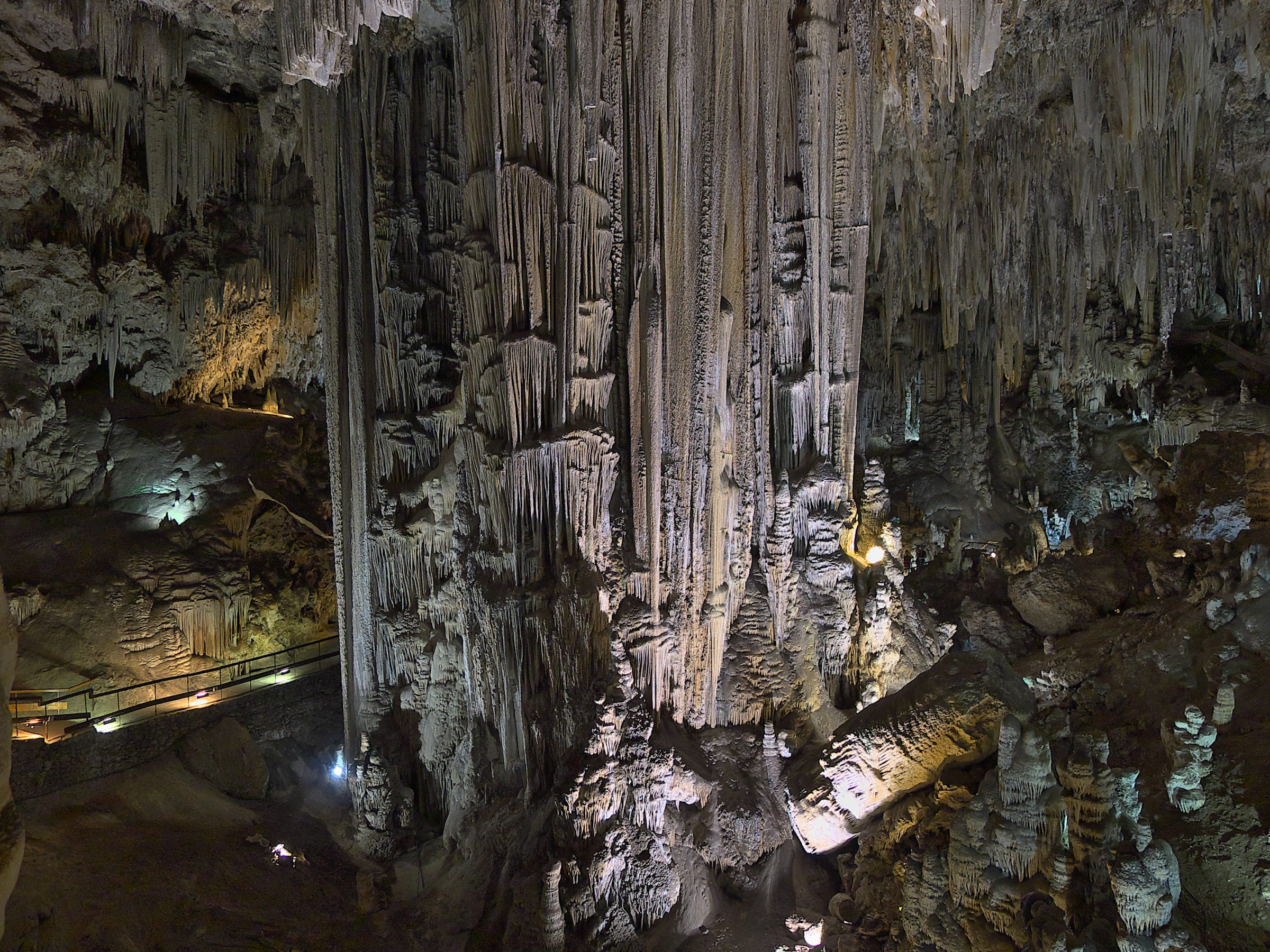 Formaciones de estalactitas iluminadas en la Cueva de Nerja, Málaga