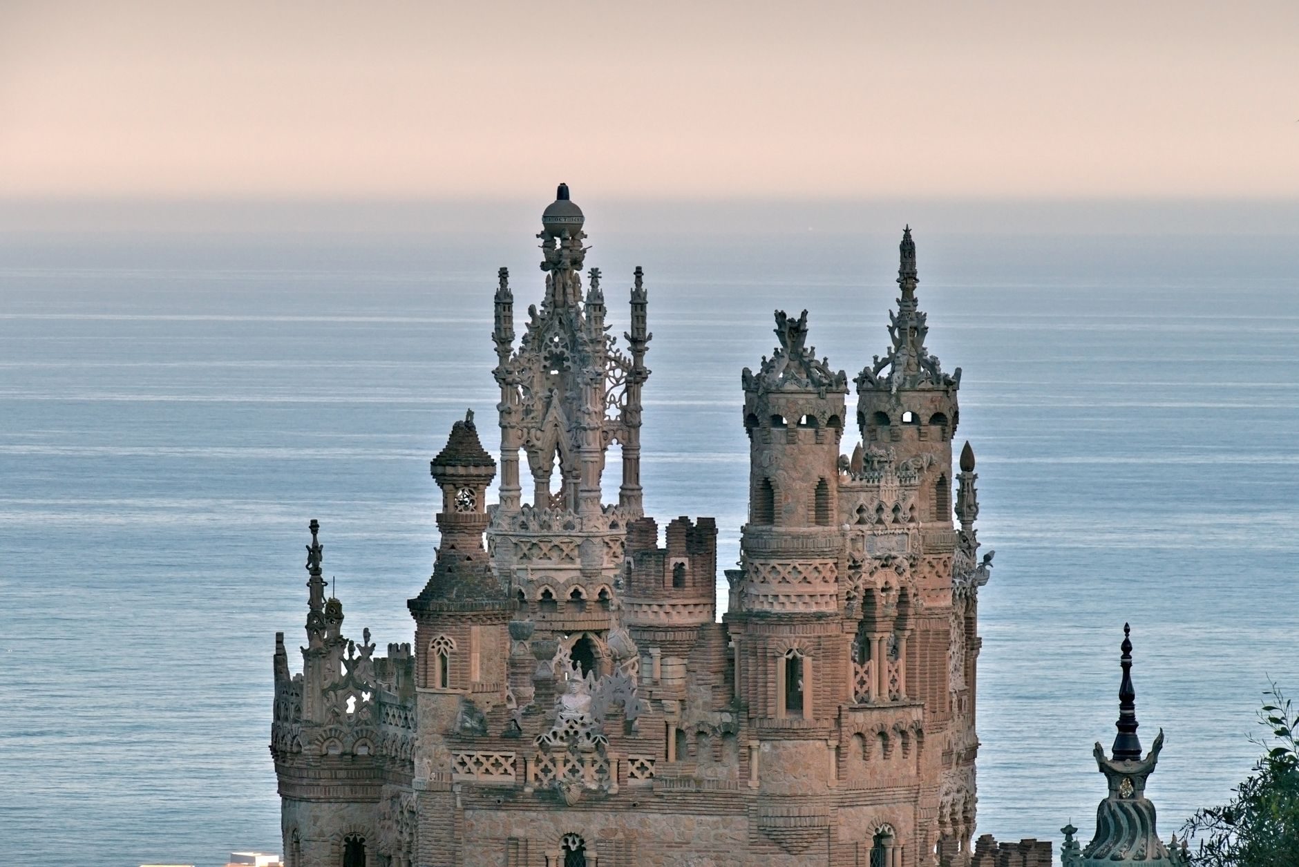 Vistas al mar Mediterráneo desde el Castillo Monumento de Colomares en Benalmádena Pueblo