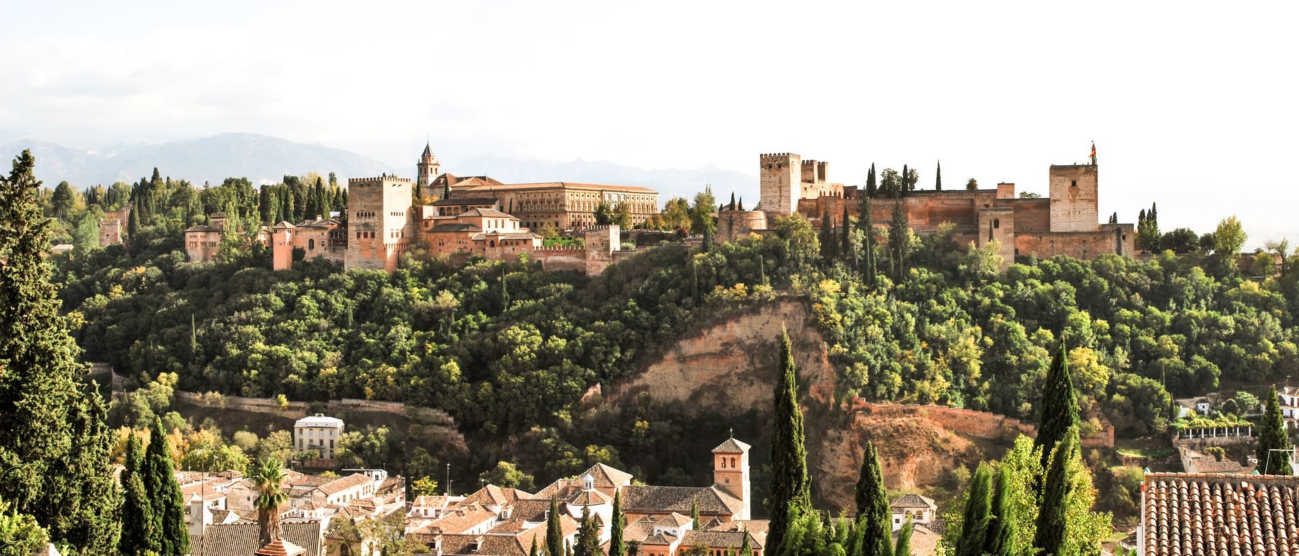 Vista de la Alhambra de Granada desde el Albaicín para una excursión de un día con niños.