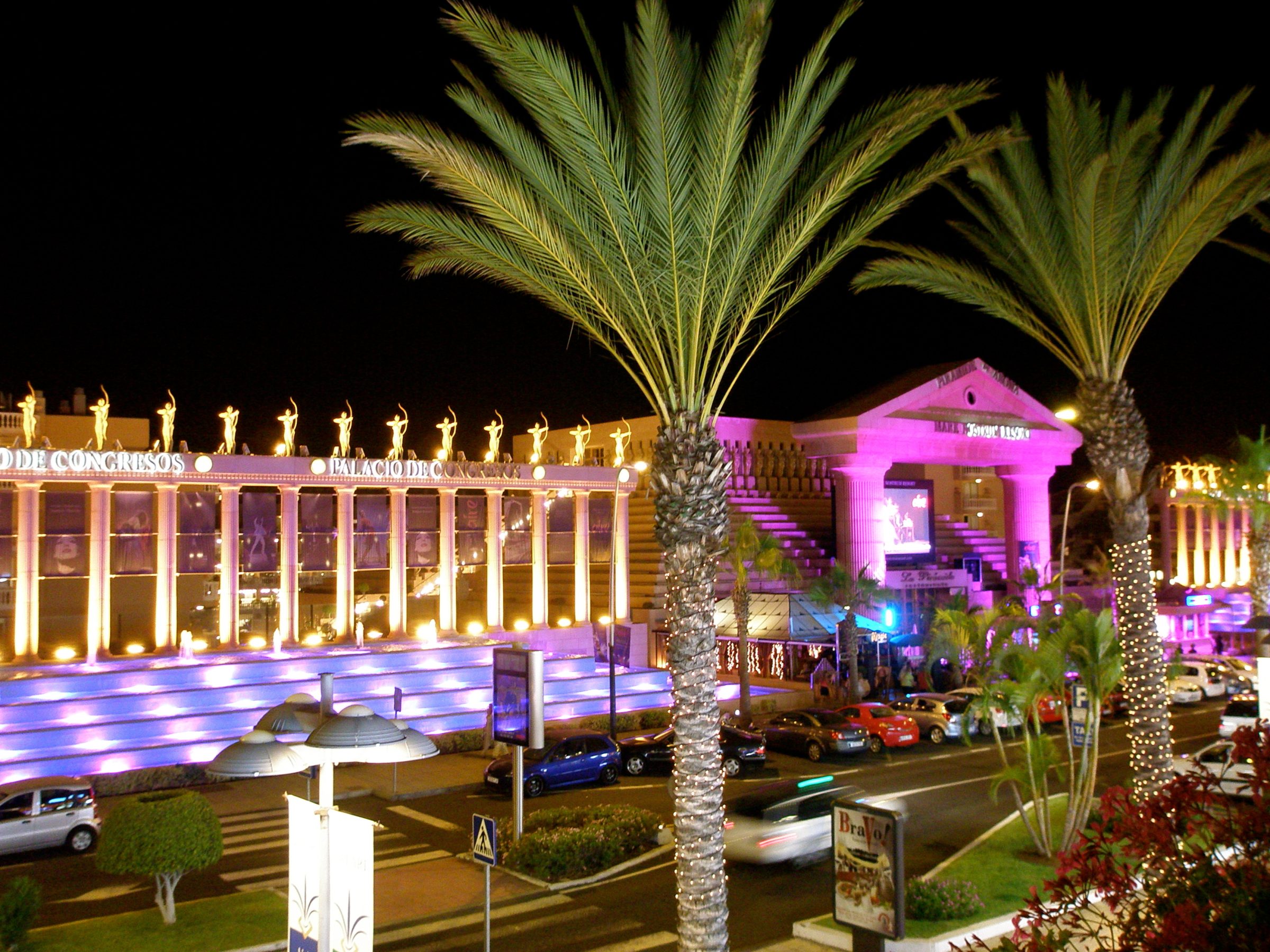 Entrada principal y murallas del Castillo Sohail iluminadas durante los conciertos del festival Marenostrum Fuengirola.