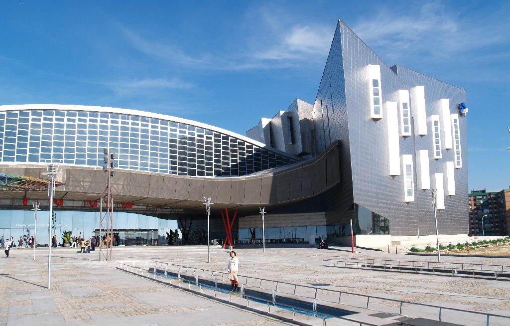 Fachada exterior del FYCMA Palacio de Ferias y Congresos de Málaga recinto de grandes conciertos ferias y espectáculos