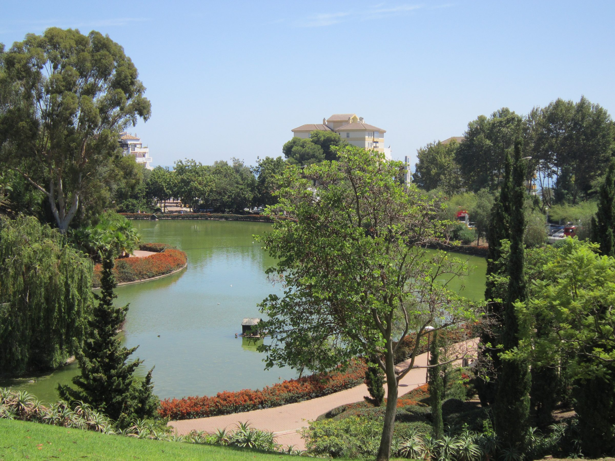Lago y senderos del Parque de la Paloma en Benalmádena, uno de los mejores lugares para visitar gratis con niños en la Costa del Sol.