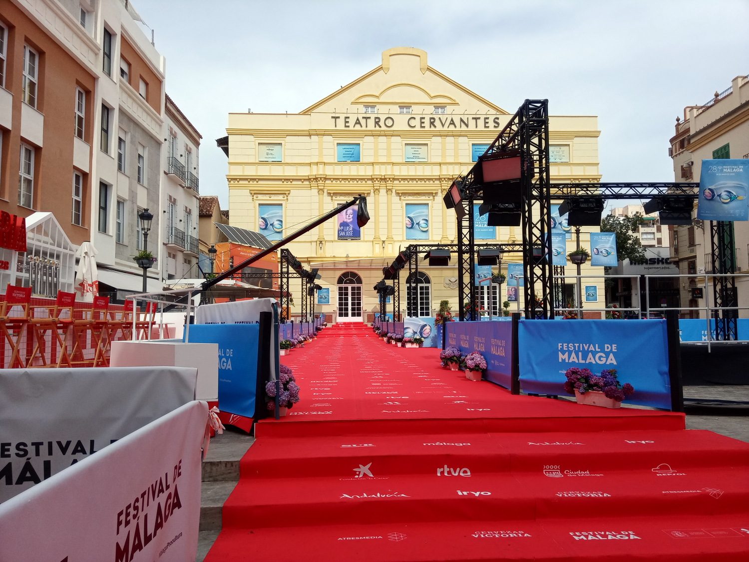 Alfombra roja desplegada frente a la fachada del Teatro Cervantes durante el Festival de Málaga en Andalucía.