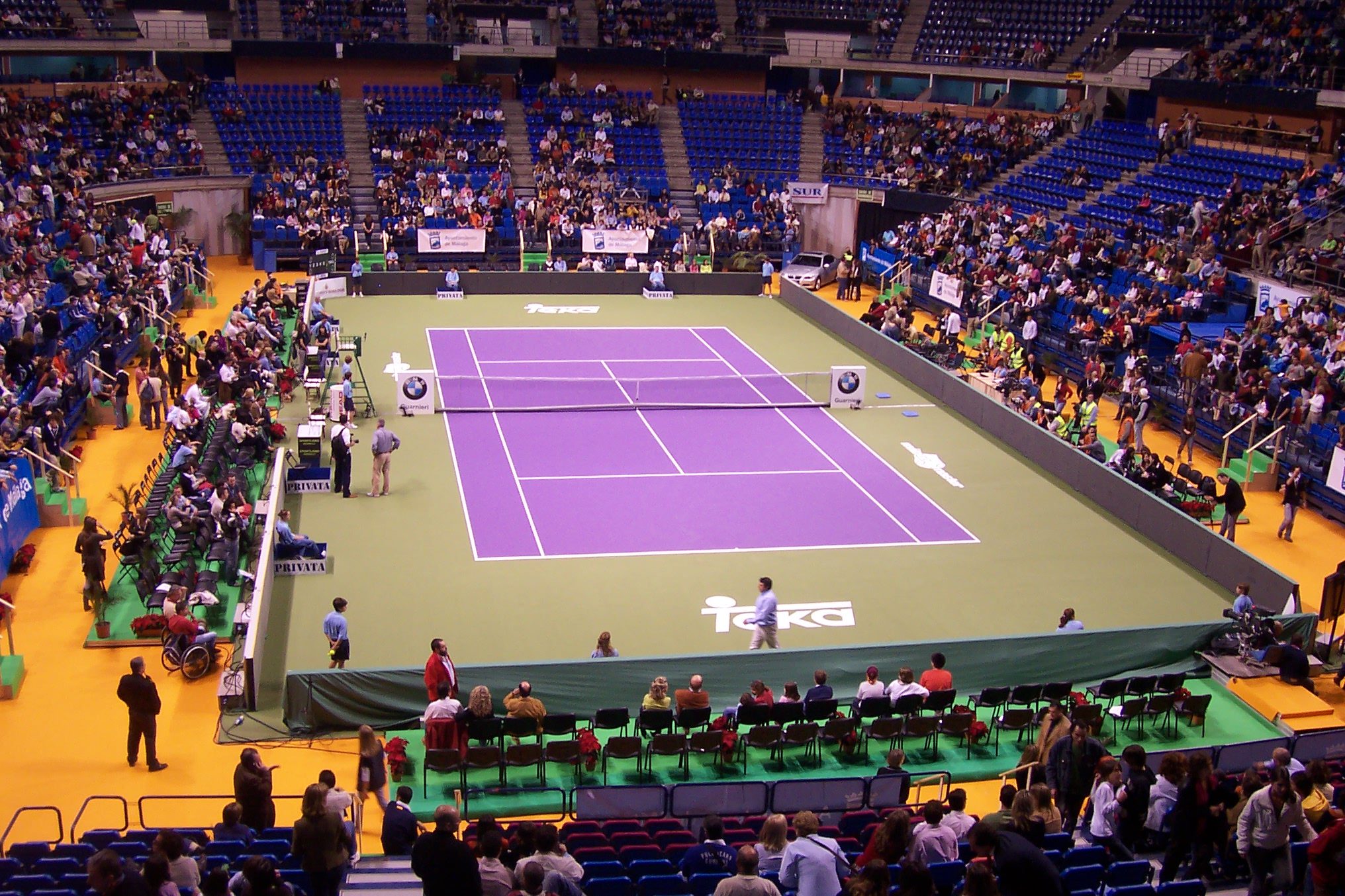 Pista principal del Palacio de Deportes Martín Carpena de Málaga durante un gran evento con gradas perimetrales.