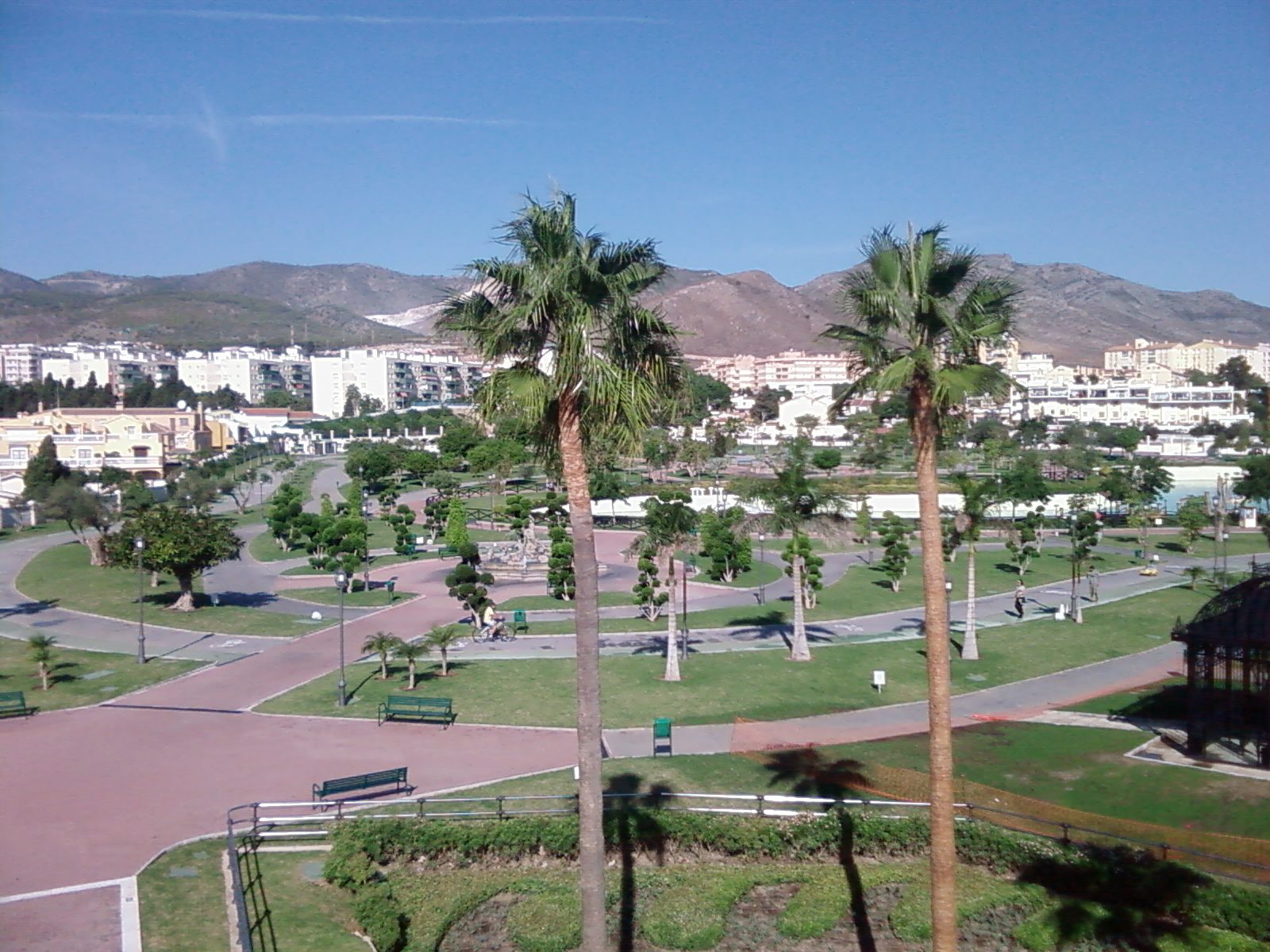 Senderos y zonas verdes del Parque de la Batería, un rincón imprescindible que visitar gratis en Torremolinos, Málaga.