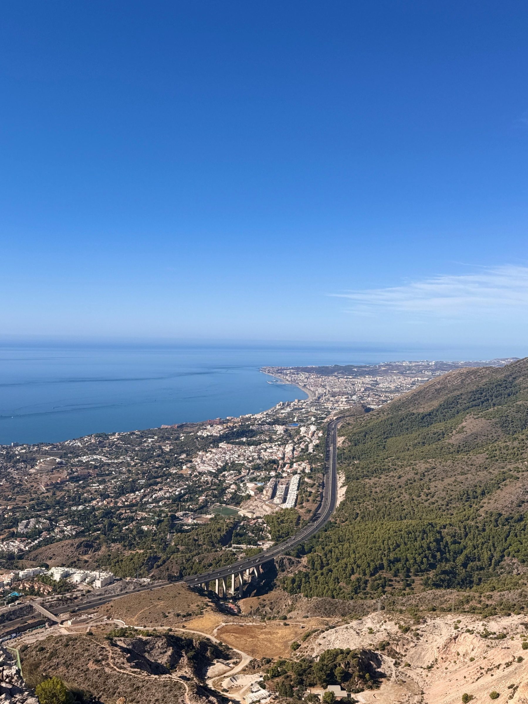 Vistas panorámicas de la Costa del Sol desde la cima del Teleférico de Benalmádena.