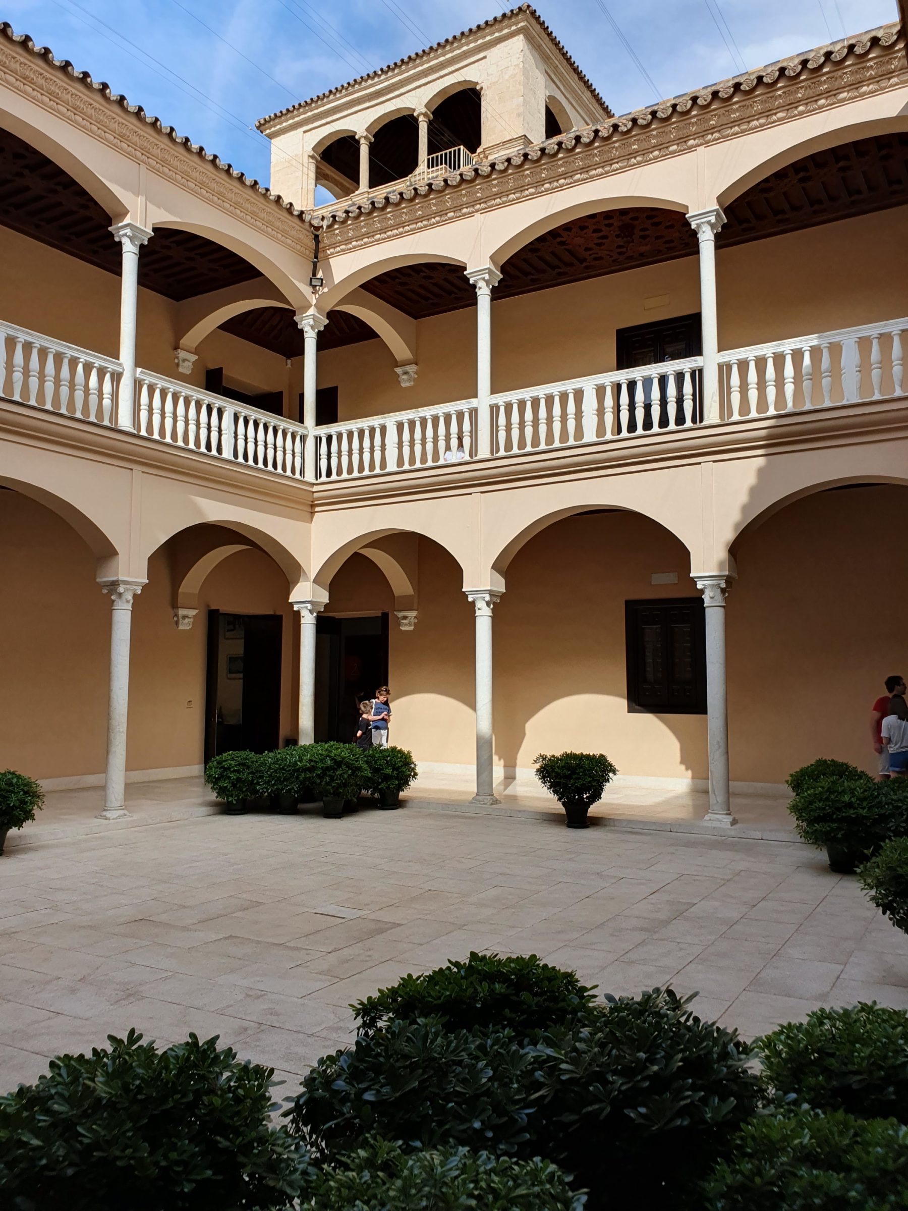 Patio central renacentista con columnas y arcos de piedra del Palacio de Buenavista en el Museo Picasso Malaga.