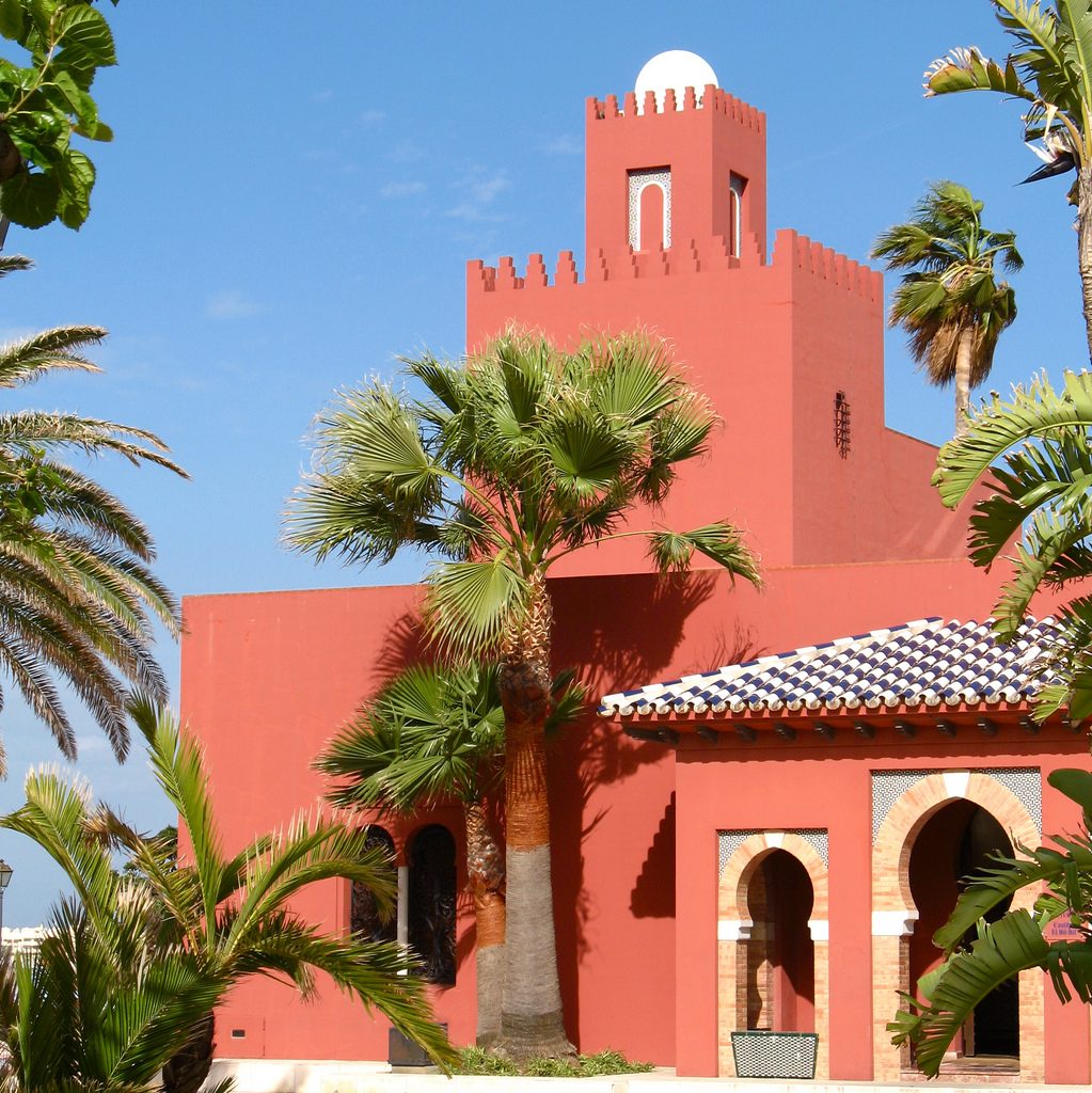 Fachada de color rojo intenso del Castillo de Bil Bil en Benalmádena