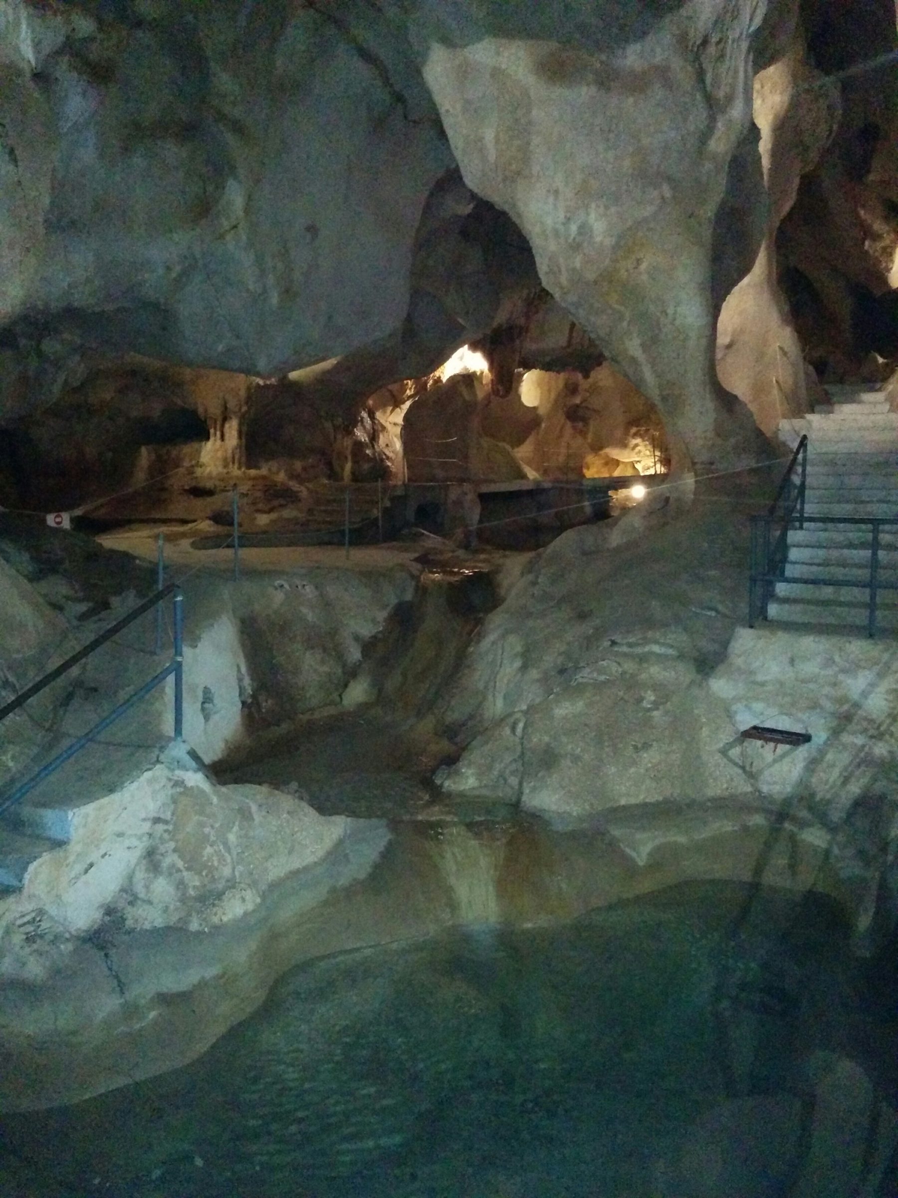 Pasarelas, escaleras de piedra y formaciones de roca erosionada por el mar en el interior de la Cueva del Tesoro en Rincón de la Victoria, Málaga.