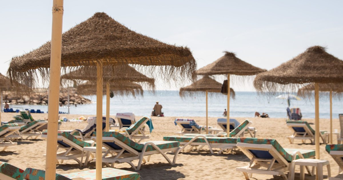 Arena y palmeras en la Playa de la Carihuela en Torremolinos Malaga