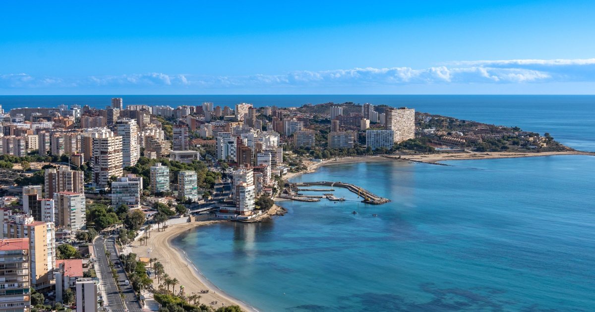 Vista panoramica de Fuengirola Costa del Sol con playas y apartamentos turisticos en Malaga